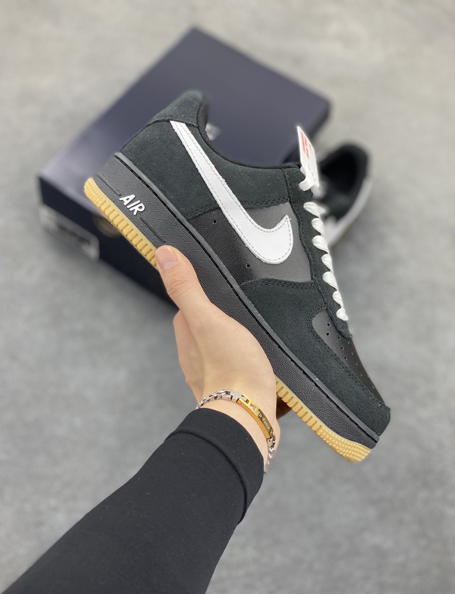 Nike Air Force 1 Low 黑白生胶底 空军一号低帮运动休闲板鞋 原楦头原纸板 打造纯正空军版型#专注外贸渠道 全掌内置蜂窝气垫 #原盒配件 原厂中底钢印、拉帮完美 货号：IB6388-001 尺码：36 36.5 37.5 38 38.5 39 40 40.5 41 42 42.5 43 44 44.5 45-选品中心