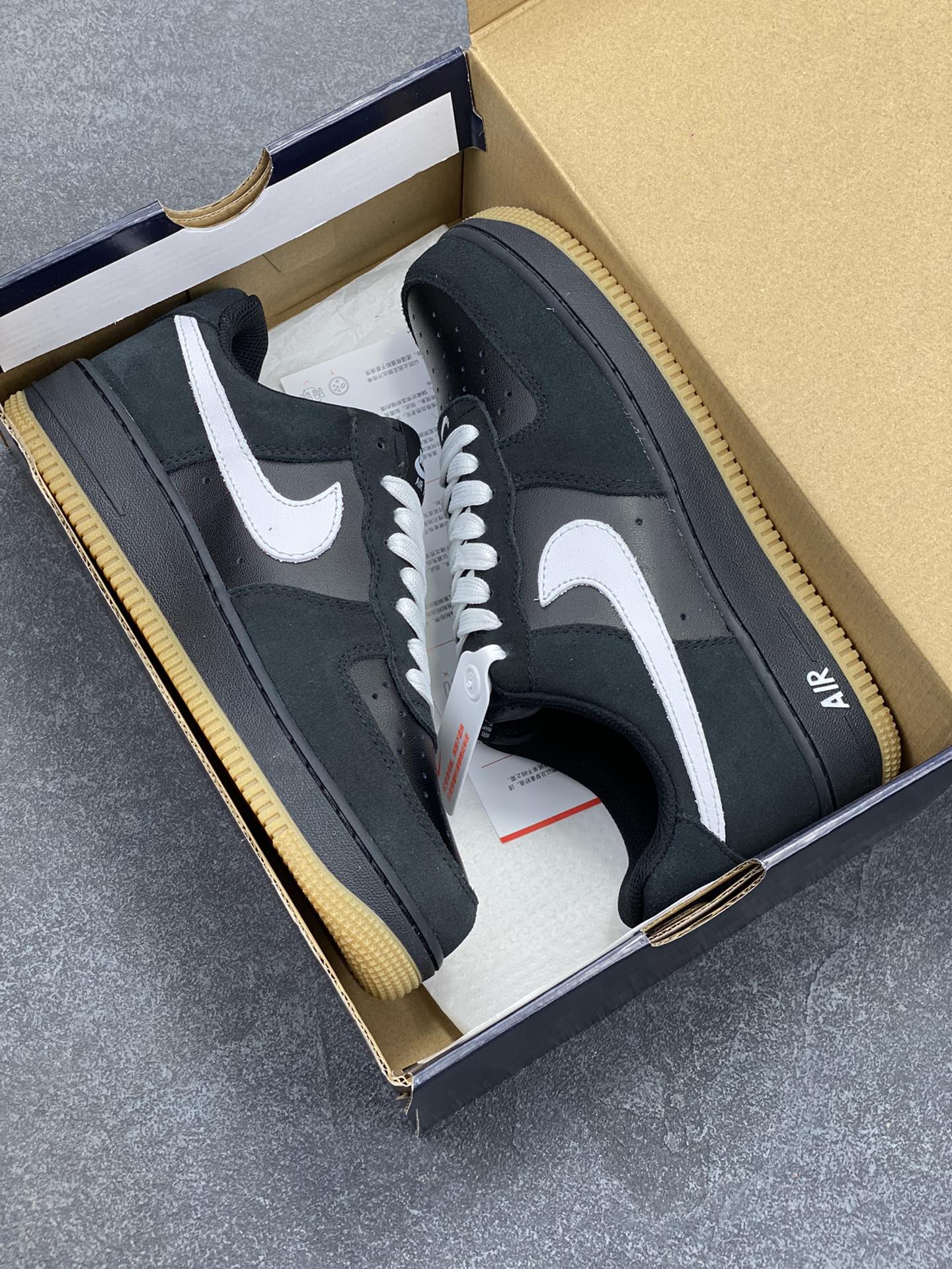 图片[9]-Nike Air Force 1 Low 黑白生胶底 空军一号低帮运动休闲板鞋 原楦头原纸板 打造纯正空军版型#专注外贸渠道 全掌内置蜂窝气垫 #原盒配件 原厂中底钢印、拉帮完美 货号：IB6388-001 尺码：36 36.5 37.5 38 38.5 39 40 40.5 41 42 42.5 43 44 44.5 45-选品中心