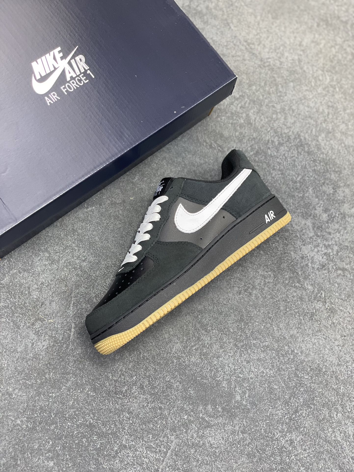图片[7]-Nike Air Force 1 Low 黑白生胶底 空军一号低帮运动休闲板鞋 原楦头原纸板 打造纯正空军版型#专注外贸渠道 全掌内置蜂窝气垫 #原盒配件 原厂中底钢印、拉帮完美 货号：IB6388-001 尺码：36 36.5 37.5 38 38.5 39 40 40.5 41 42 42.5 43 44 44.5 45-选品中心