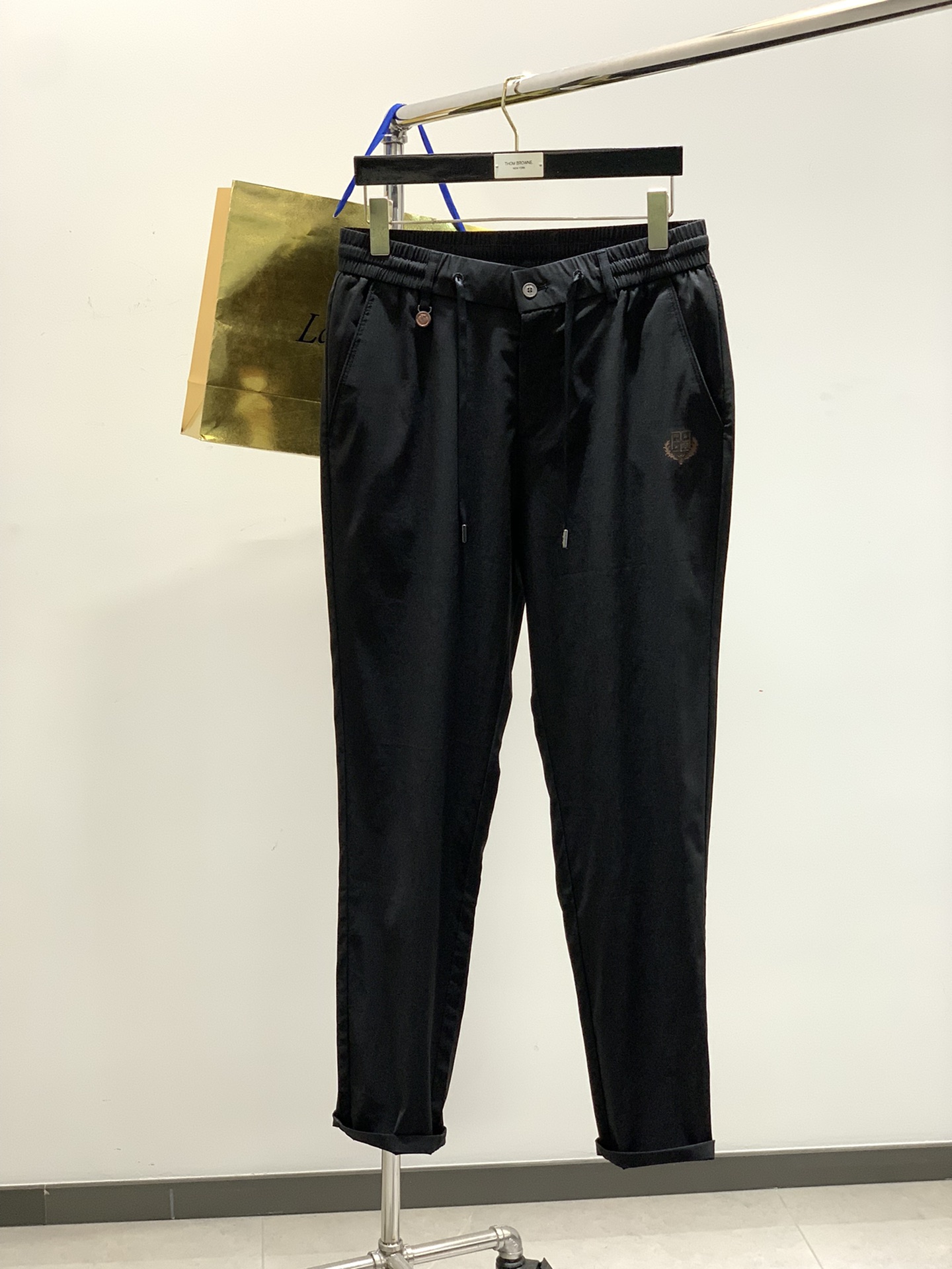 NO:142945,,LP. Drawstring embroidery casual pants Fashion series, unique composition design, drawstring casual shorts yarn ordering start dyeing and spinning. A large domestic manufacturer exports to Japan and supplies fabrics from several top brands. It feels soft and glutinous, quite wide and stylish, solving the problem of washing and discoloration. The pants are neat and elegant, and the upper body looks superb and handsome. Size 30-40 without 37 39,,loro piana, shorts,alexander wang19860909,LP. 抽绳刺绣 休闲裤 时尚系列,独特拼料设计,抽绳休闲短裤 订纱开始订染和订纺. 国内某大厂出口日本 和供应几大顶级品牌的面料. 手感软糯 , 挺阔有型 , 解决 , 洗涤变色的问题. 裤型利落大气 , 上身显高超帅. 尺码30-40无37 39,,loro piana,shorts,alexander wang,Men's clothing