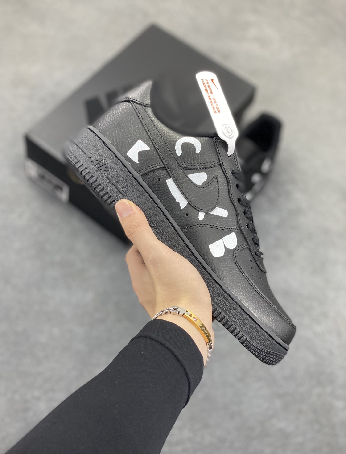 Nike Air Force 1 Low CDG黑 空军一号低帮运动休闲板鞋 原楦头原纸板 打造纯正空军版型#专注外贸渠道 全掌内置蜂窝气垫 #原盒配件 原厂中底钢印、拉帮完美 货号：IB9949-001 尺码：36 36.5 37.5 38 38.5 39 40 40.5 41 42 42.5 43 44 44.5 45-选品中心