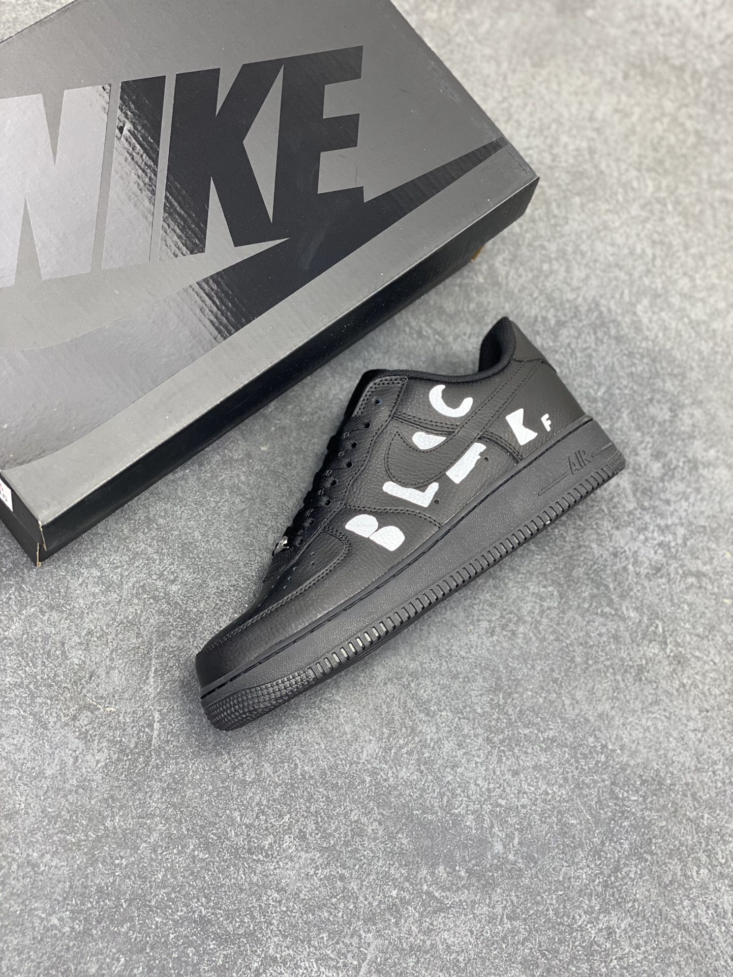 图片[7]-Nike Air Force 1 Low CDG黑 空军一号低帮运动休闲板鞋 原楦头原纸板 打造纯正空军版型#专注外贸渠道 全掌内置蜂窝气垫 #原盒配件 原厂中底钢印、拉帮完美 货号：IB9949-001 尺码：36 36.5 37.5 38 38.5 39 40 40.5 41 42 42.5 43 44 44.5 45-选品中心