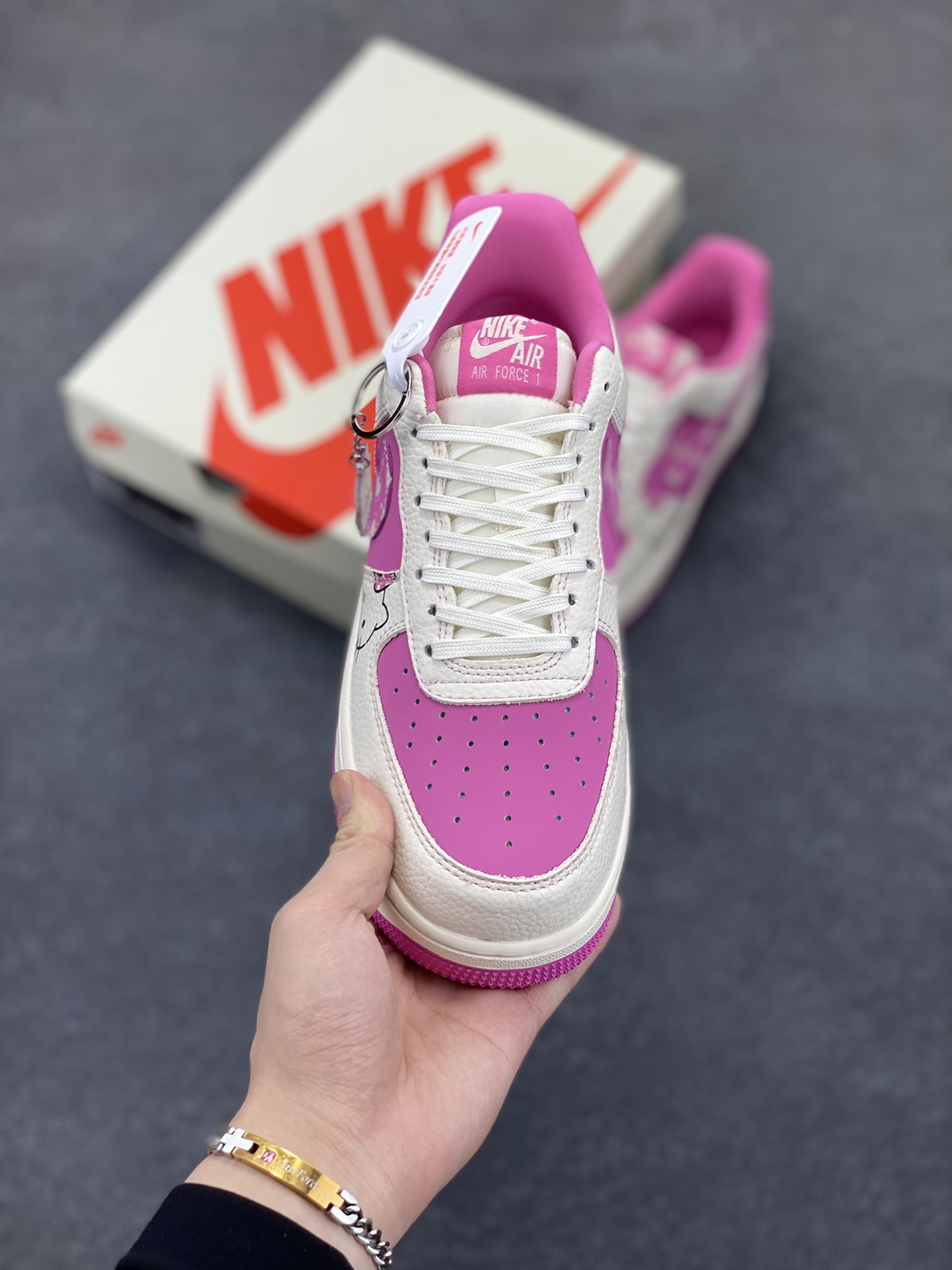图片[2]-NIke Air Force 1 \’07 Low “卡通猫联名——粉色卡通猫”空军一号 低帮 运动鞋 休闲鞋 折边针车 工艺难度大 原楦头原纸板 原装鞋盒 定制五金配件 内置全掌气垫 原厂鞋底 货号：KK1988-082 尺码：36 36.5 37.5 38 38.5 39 40 40.5 41 42 42.5 43 44 44.5 45-选品中心