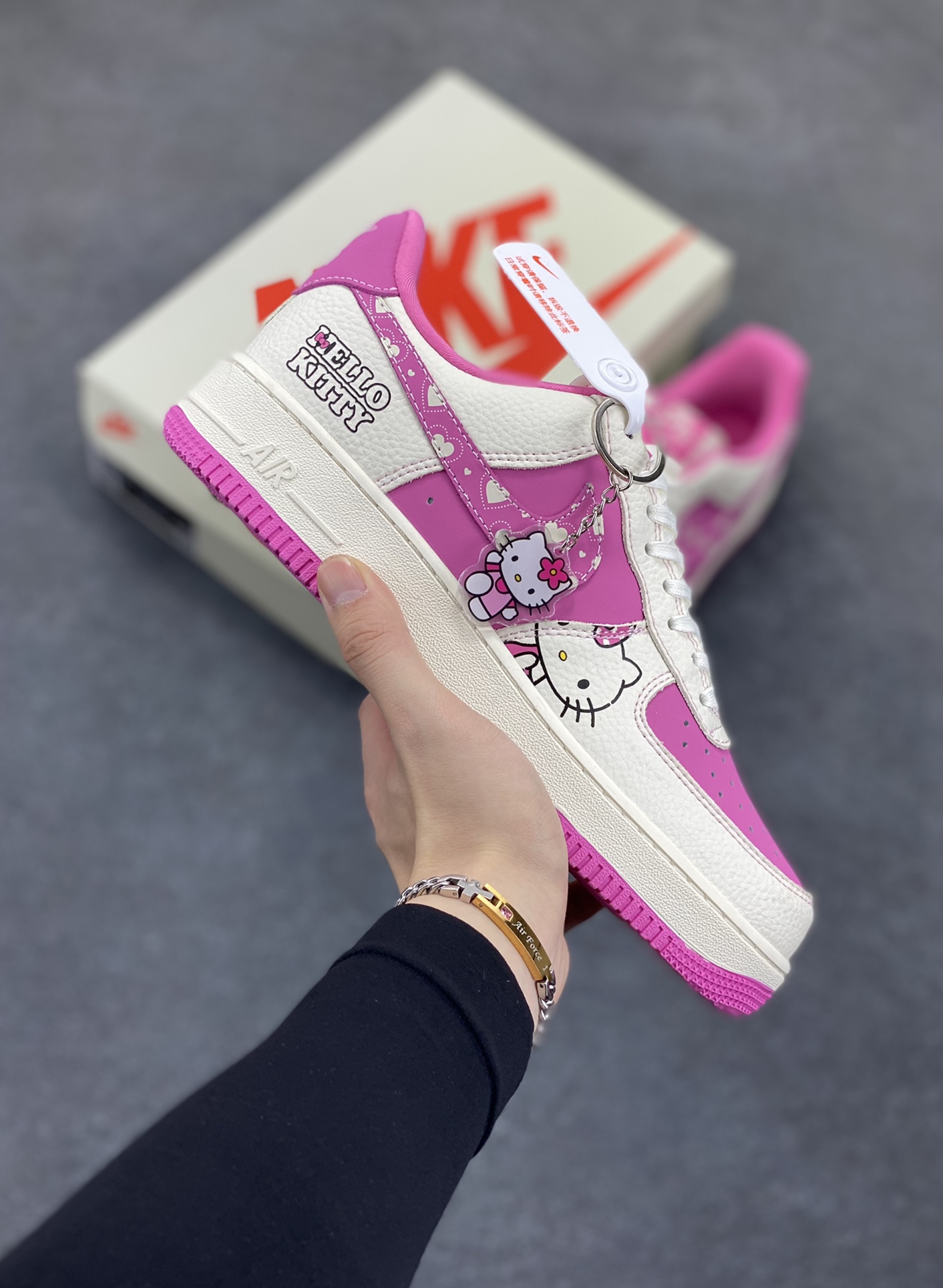 NIke Air Force 1 \’07 Low “卡通猫联名——粉色卡通猫”空军一号 低帮 运动鞋 休闲鞋 折边针车 工艺难度大 原楦头原纸板 原装鞋盒 定制五金配件 内置全掌气垫 原厂鞋底 货号:KK1988-082 尺码:36 36.5 37.5 38 38.5 39 40 40.5 41 42 42.5 43 44 44.5 45-选品中心