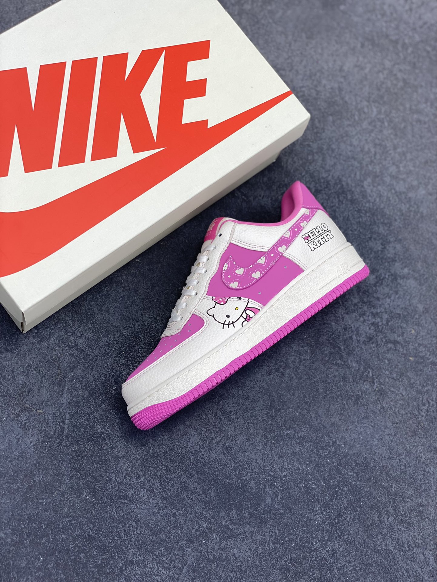 图片[7]-NIke Air Force 1 \’07 Low “卡通猫联名——粉色卡通猫”空军一号 低帮 运动鞋 休闲鞋 折边针车 工艺难度大 原楦头原纸板 原装鞋盒 定制五金配件 内置全掌气垫 原厂鞋底 货号：KK1988-082 尺码：36 36.5 37.5 38 38.5 39 40 40.5 41 42 42.5 43 44 44.5 45-选品中心