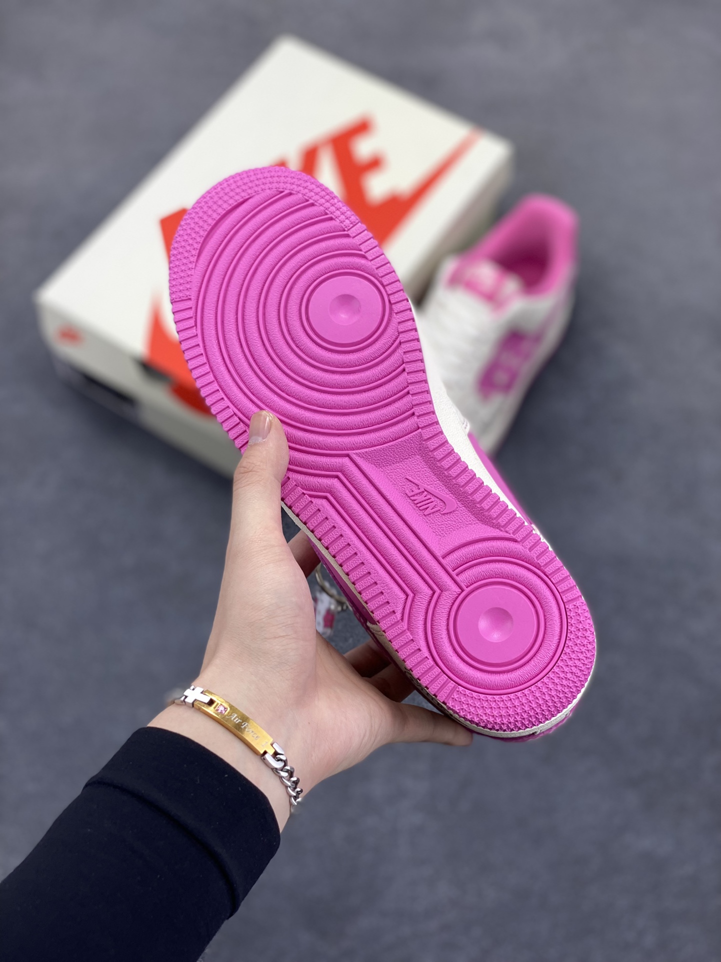 图片[5]-NIke Air Force 1 \’07 Low “卡通猫联名——粉色卡通猫”空军一号 低帮 运动鞋 休闲鞋 折边针车 工艺难度大 原楦头原纸板 原装鞋盒 定制五金配件 内置全掌气垫 原厂鞋底 货号：KK1988-082 尺码：36 36.5 37.5 38 38.5 39 40 40.5 41 42 42.5 43 44 44.5 45-选品中心