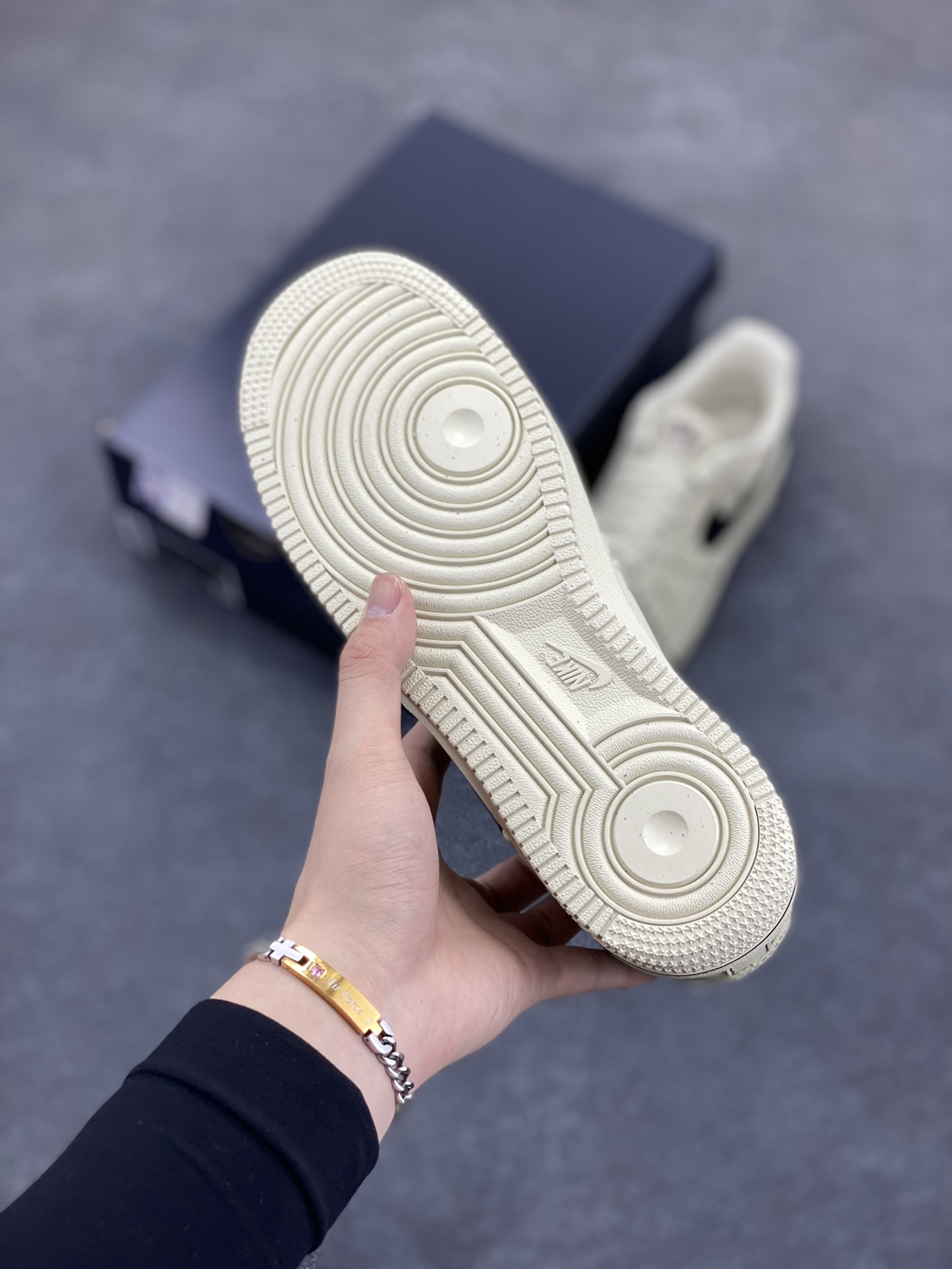 图片[5]-Nike Air Force 1 Low 白黑 原楦头原纸板 打造纯正空军版型 专注外贸渠道 全掌内置蜂窝气垫 原盒配件 原厂中底钢印、拉帮完美 货号：HQ2037-200 尺码：36 36.5 37.5 38 38.5 39 40 40.5 41 42 42.5 43 44 44.5 45-选品中心