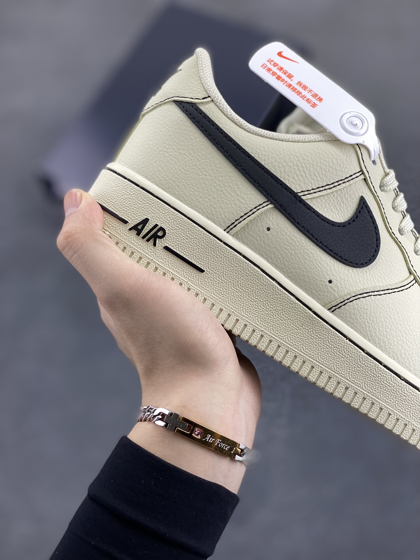 图片[6]-Nike Air Force 1 Low 白黑 原楦头原纸板 打造纯正空军版型 专注外贸渠道 全掌内置蜂窝气垫 原盒配件 原厂中底钢印、拉帮完美 货号：HQ2037-200 尺码：36 36.5 37.5 38 38.5 39 40 40.5 41 42 42.5 43 44 44.5 45-选品中心