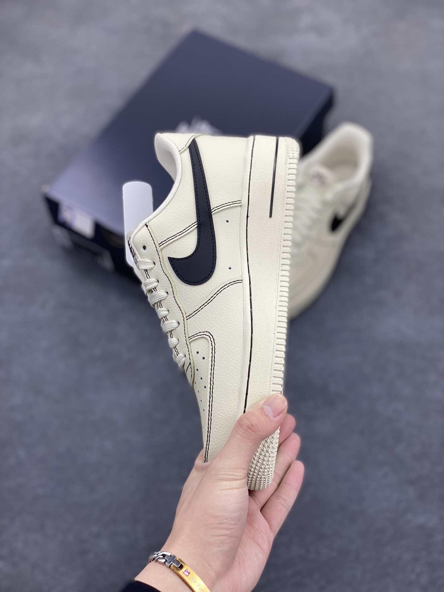 图片[3]-Nike Air Force 1 Low 白黑 原楦头原纸板 打造纯正空军版型 专注外贸渠道 全掌内置蜂窝气垫 原盒配件 原厂中底钢印、拉帮完美 货号：HQ2037-200 尺码：36 36.5 37.5 38 38.5 39 40 40.5 41 42 42.5 43 44 44.5 45-选品中心