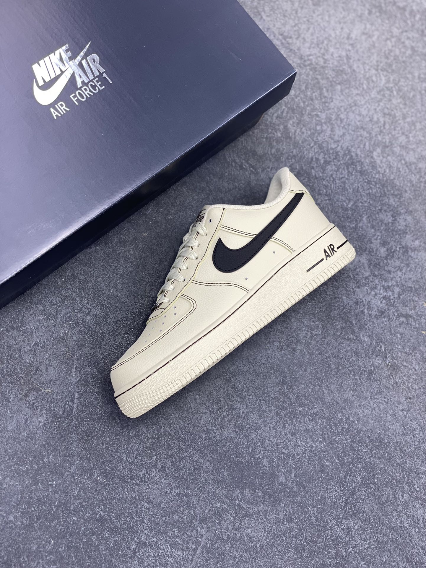 图片[7]-Nike Air Force 1 Low 白黑 原楦头原纸板 打造纯正空军版型 专注外贸渠道 全掌内置蜂窝气垫 原盒配件 原厂中底钢印、拉帮完美 货号：HQ2037-200 尺码：36 36.5 37.5 38 38.5 39 40 40.5 41 42 42.5 43 44 44.5 45-选品中心