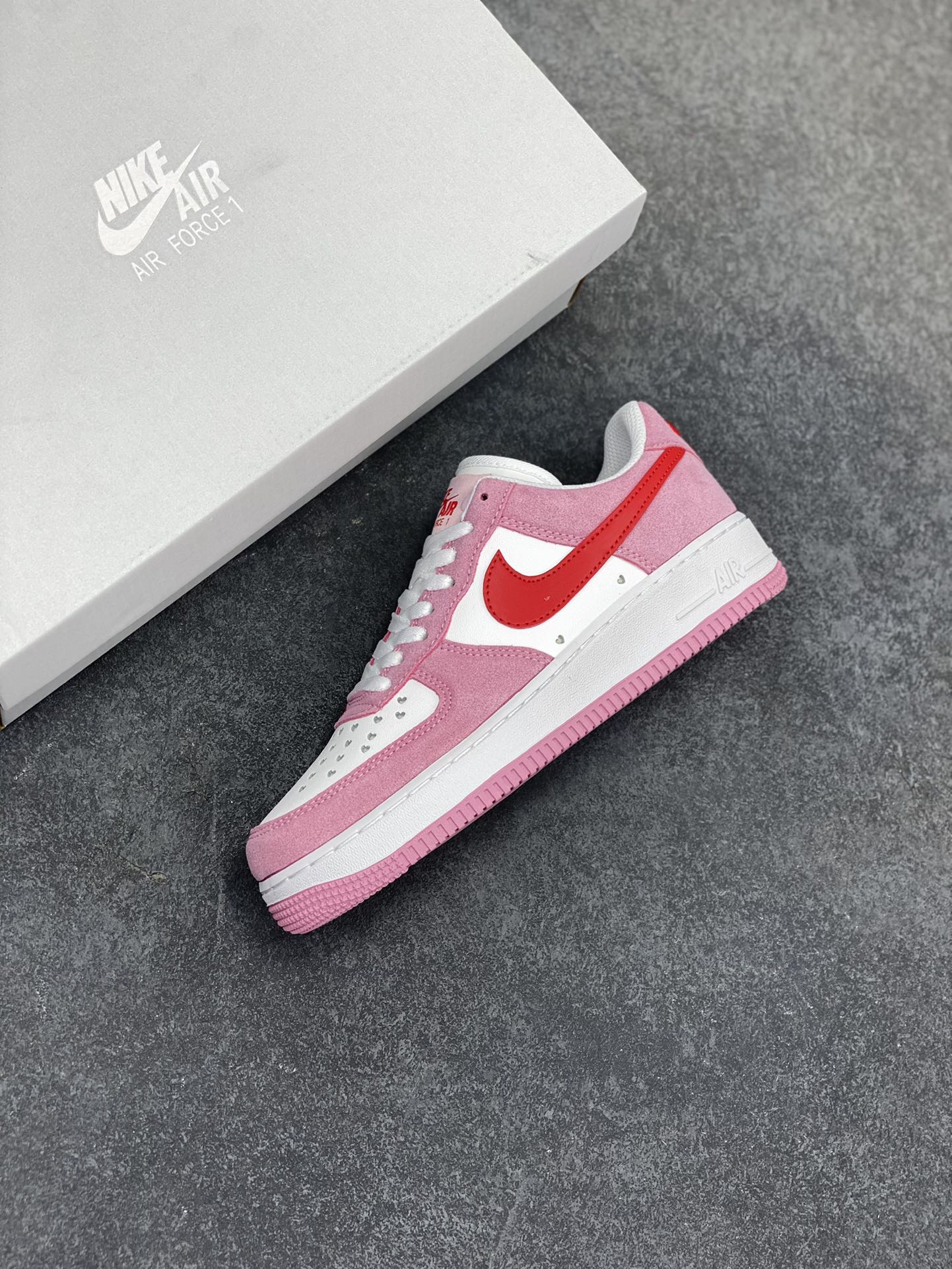 图片[7]-福利特价 Air force 1‘07 QS“Valentine‘s Day” 粉红 情人节空军一号 原楦头原纸板 纯正空军版型 专注外贸渠道 全掌内置蜂窝气垫 #原盒配件 原厂中底钢印、拉帮完美 货号：DD3384-600 尺码：36 36.5 37.5 38 38.5 39 40 40.5 41 42 42.5 43 44 44.5 45-选品中心