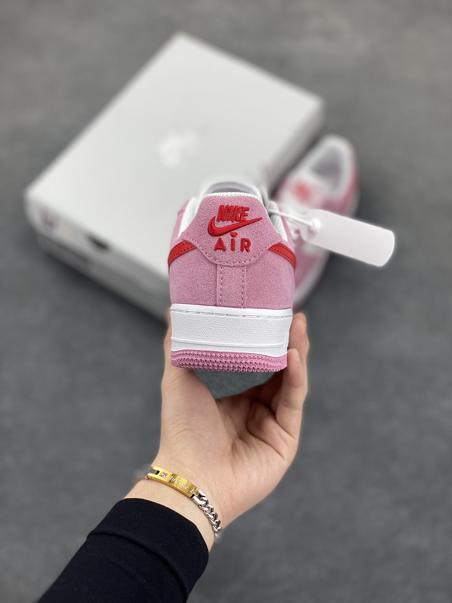 图片[4]-福利特价 Air force 1‘07 QS“Valentine‘s Day” 粉红 情人节空军一号 原楦头原纸板 纯正空军版型 专注外贸渠道 全掌内置蜂窝气垫 #原盒配件 原厂中底钢印、拉帮完美 货号：DD3384-600 尺码：36 36.5 37.5 38 38.5 39 40 40.5 41 42 42.5 43 44 44.5 45-选品中心