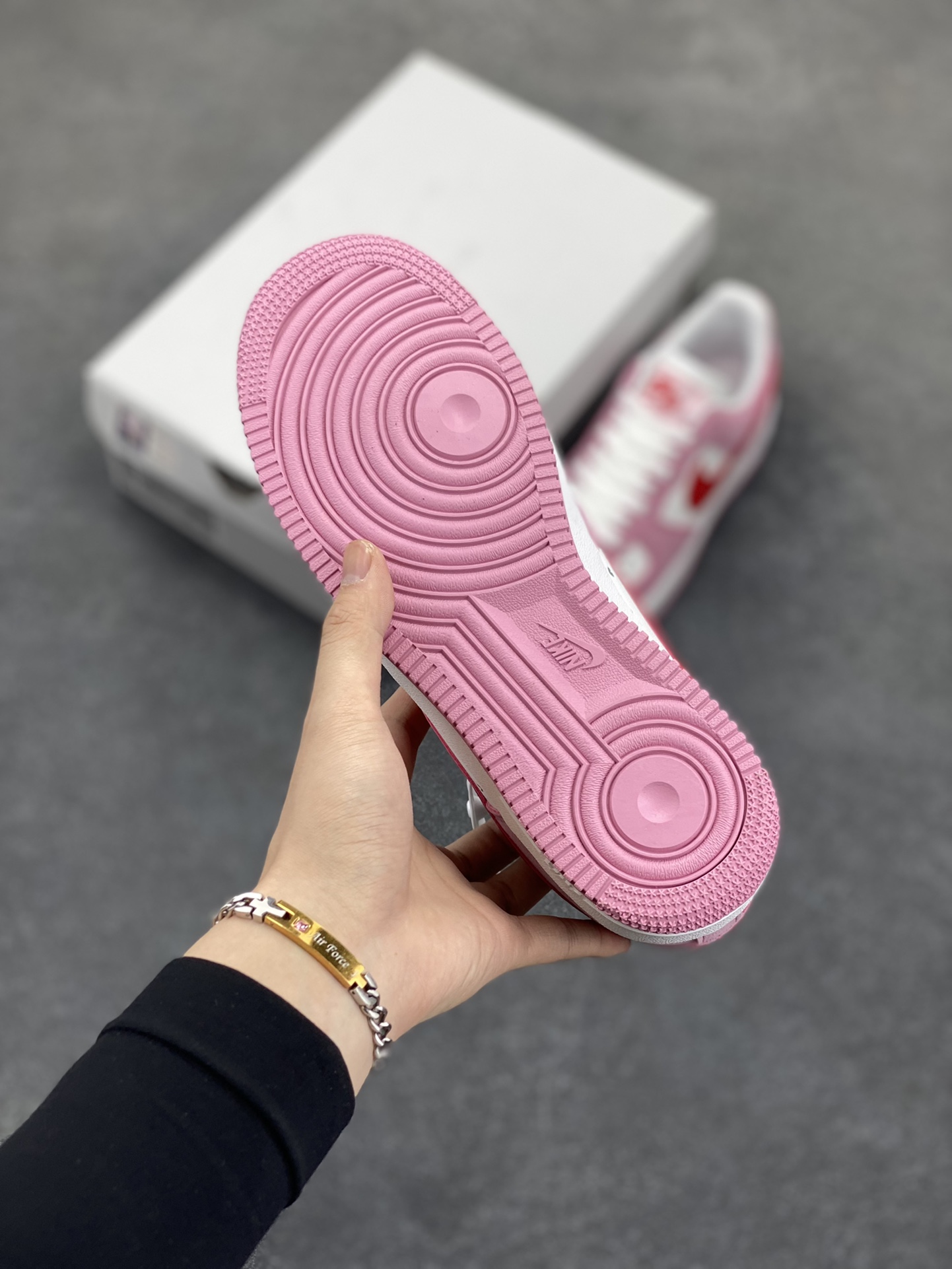 图片[5]-福利特价 Air force 1‘07 QS“Valentine‘s Day” 粉红 情人节空军一号 原楦头原纸板 纯正空军版型 专注外贸渠道 全掌内置蜂窝气垫 #原盒配件 原厂中底钢印、拉帮完美 货号：DD3384-600 尺码：36 36.5 37.5 38 38.5 39 40 40.5 41 42 42.5 43 44 44.5 45-选品中心