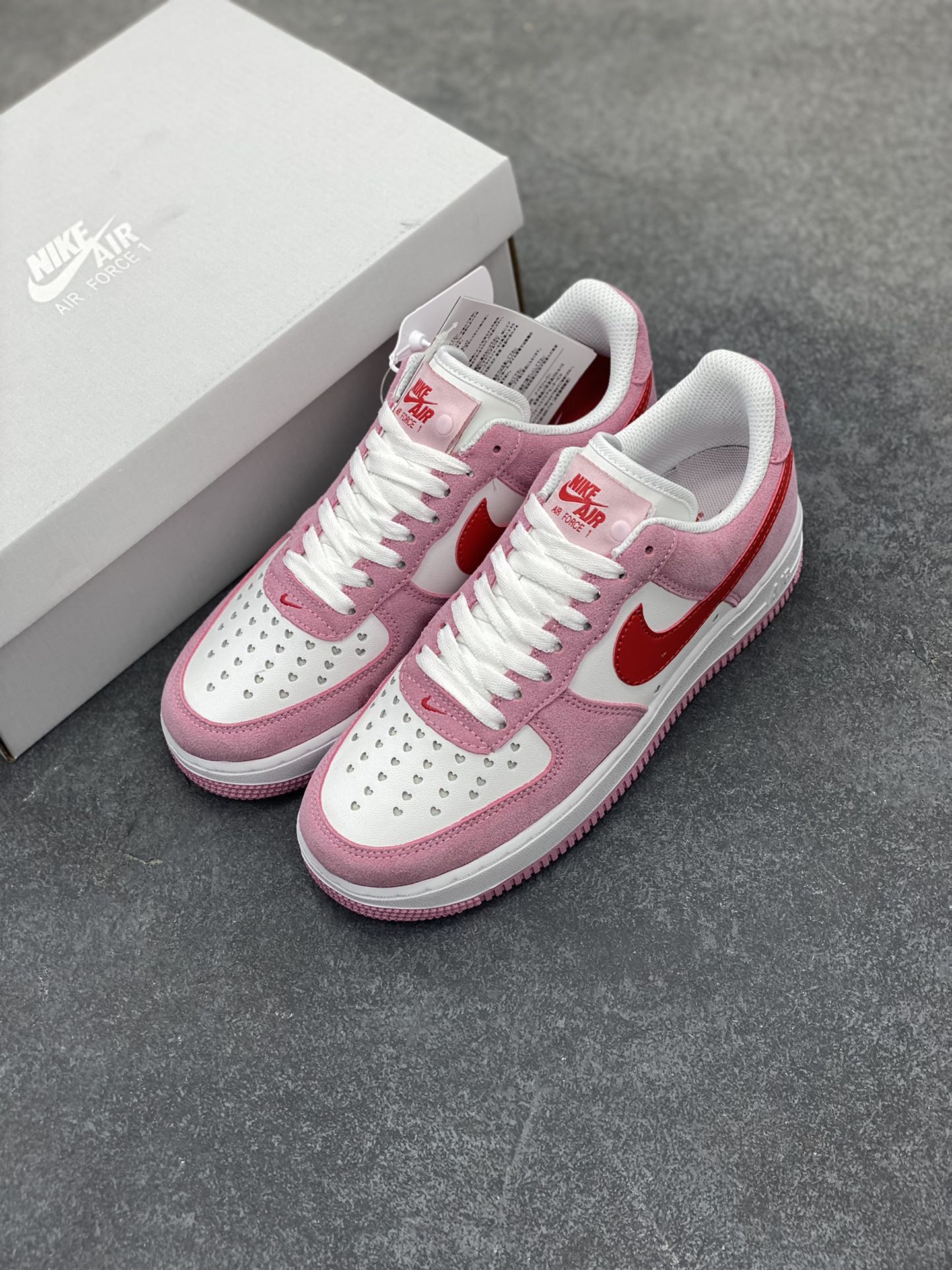 图片[8]-福利特价 Air force 1‘07 QS“Valentine‘s Day” 粉红 情人节空军一号 原楦头原纸板 纯正空军版型 专注外贸渠道 全掌内置蜂窝气垫 #原盒配件 原厂中底钢印、拉帮完美 货号：DD3384-600 尺码：36 36.5 37.5 38 38.5 39 40 40.5 41 42 42.5 43 44 44.5 45-选品中心