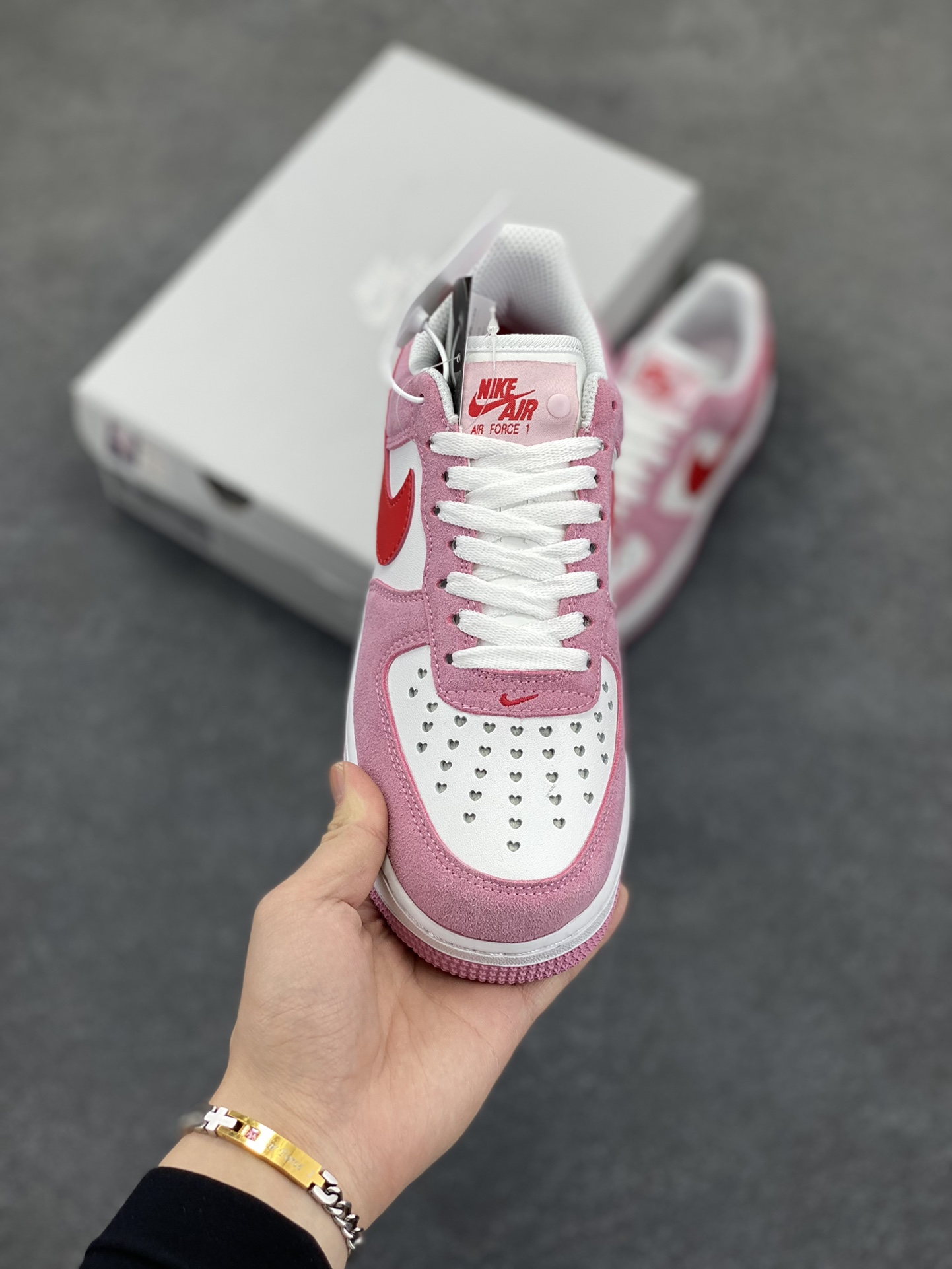 图片[2]-福利特价 Air force 1‘07 QS“Valentine‘s Day” 粉红 情人节空军一号 原楦头原纸板 纯正空军版型 专注外贸渠道 全掌内置蜂窝气垫 #原盒配件 原厂中底钢印、拉帮完美 货号：DD3384-600 尺码：36 36.5 37.5 38 38.5 39 40 40.5 41 42 42.5 43 44 44.5 45-选品中心