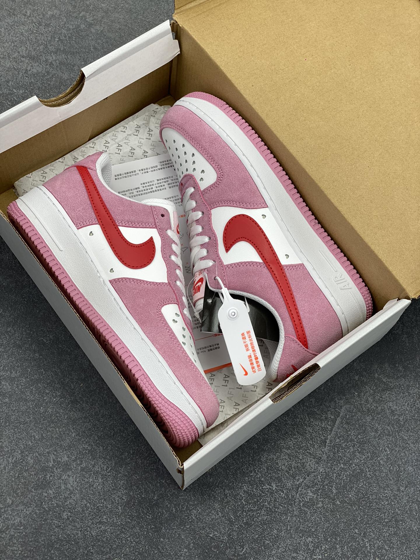 图片[9]-福利特价 Air force 1‘07 QS“Valentine‘s Day” 粉红 情人节空军一号 原楦头原纸板 纯正空军版型 专注外贸渠道 全掌内置蜂窝气垫 #原盒配件 原厂中底钢印、拉帮完美 货号：DD3384-600 尺码：36 36.5 37.5 38 38.5 39 40 40.5 41 42 42.5 43 44 44.5 45-选品中心