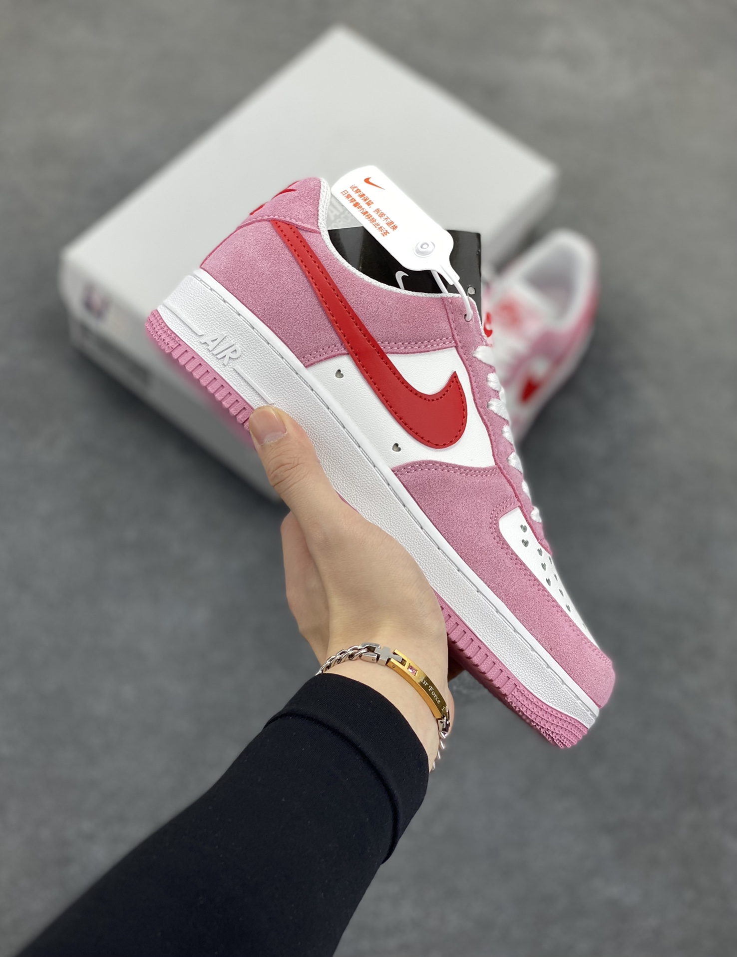 福利特价 Air force 1‘07 QS“Valentine‘s Day” 粉红 情人节空军一号 原楦头原纸板 纯正空军版型 专注外贸渠道 全掌内置蜂窝气垫 #原盒配件 原厂中底钢印、拉帮完美 货号:DD3384-600 尺码:36 36.5 37.5 38 38.5 39 40 40.5 41 42 42.5 43 44 44.5 45-选品中心
