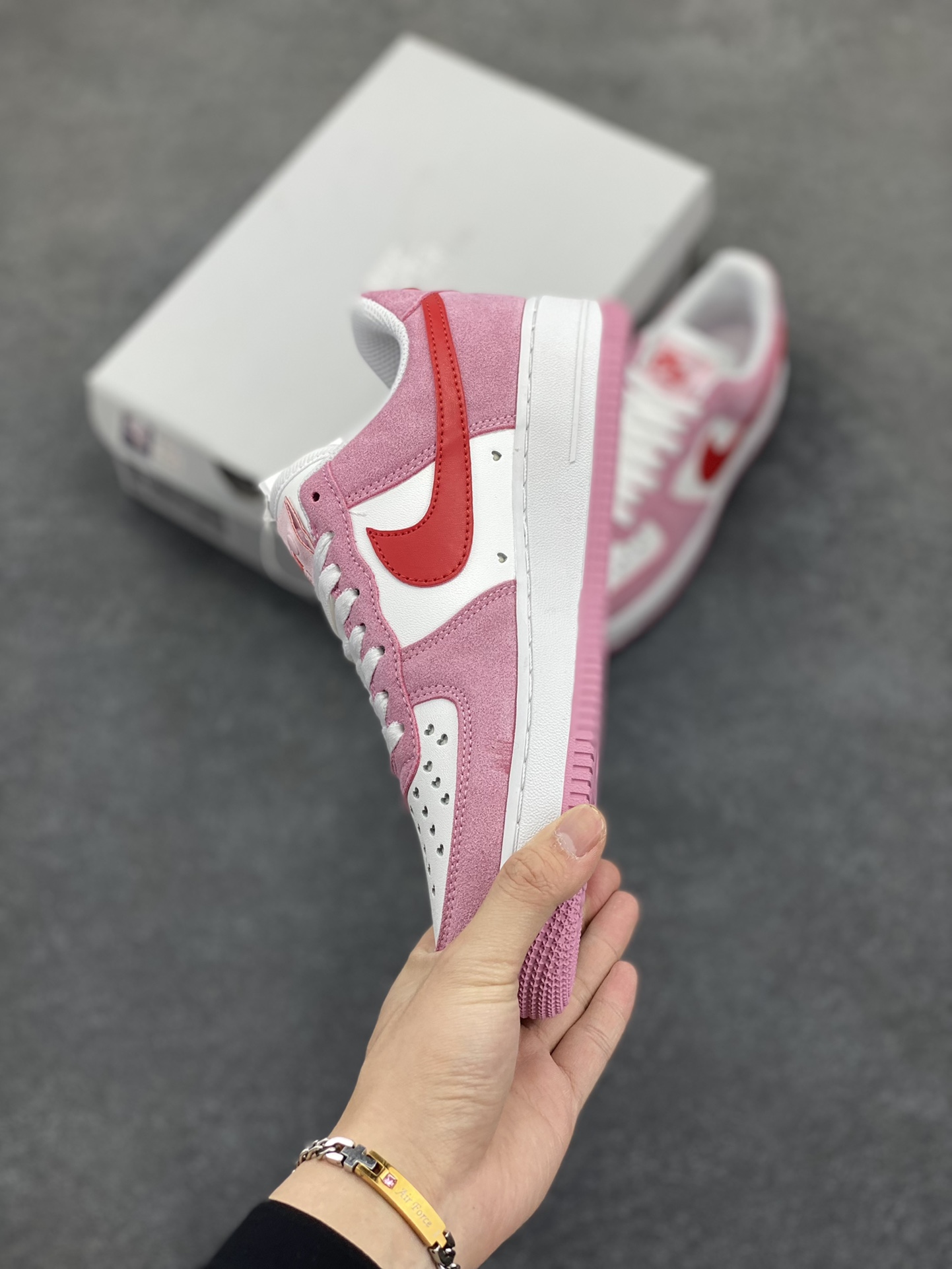 图片[3]-福利特价 Air force 1‘07 QS“Valentine‘s Day” 粉红 情人节空军一号 原楦头原纸板 纯正空军版型 专注外贸渠道 全掌内置蜂窝气垫 #原盒配件 原厂中底钢印、拉帮完美 货号：DD3384-600 尺码：36 36.5 37.5 38 38.5 39 40 40.5 41 42 42.5 43 44 44.5 45-选品中心