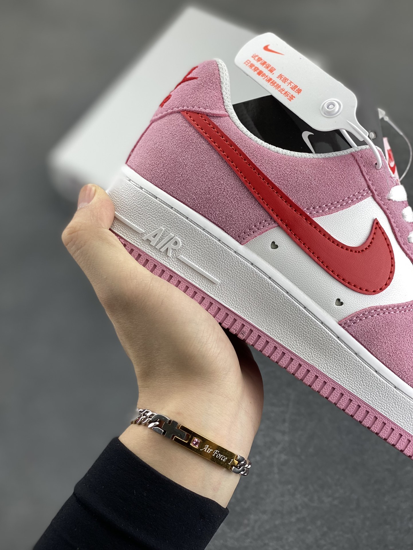 图片[6]-福利特价 Air force 1‘07 QS“Valentine‘s Day” 粉红 情人节空军一号 原楦头原纸板 纯正空军版型 专注外贸渠道 全掌内置蜂窝气垫 #原盒配件 原厂中底钢印、拉帮完美 货号：DD3384-600 尺码：36 36.5 37.5 38 38.5 39 40 40.5 41 42 42.5 43 44 44.5 45-选品中心