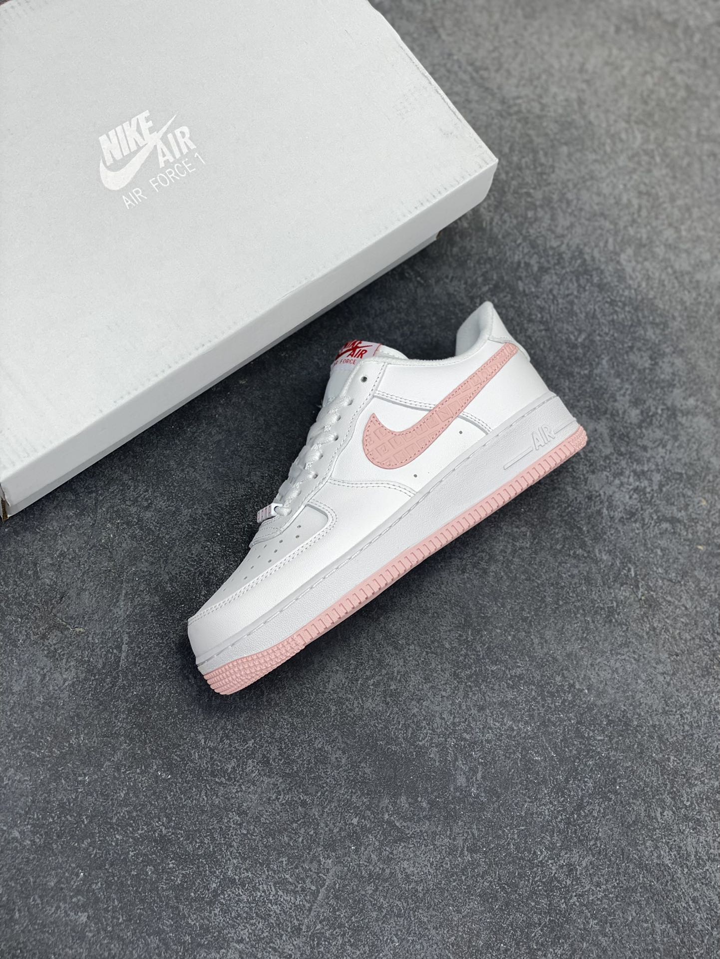 图片[7]-福利特价 NK Air Force 1 空军一号 白粉情人节 原楦头原纸板 打造纯正空军版型#专注外贸渠道 全掌内置蜂窝气垫 #原盒配件 原厂中底钢印、拉帮完美 货号：DQ9320-100 尺码：36 36.5 37.5 38 38.5 39 40 40.5 41 42 42.5 43 44 44.5 45-选品中心