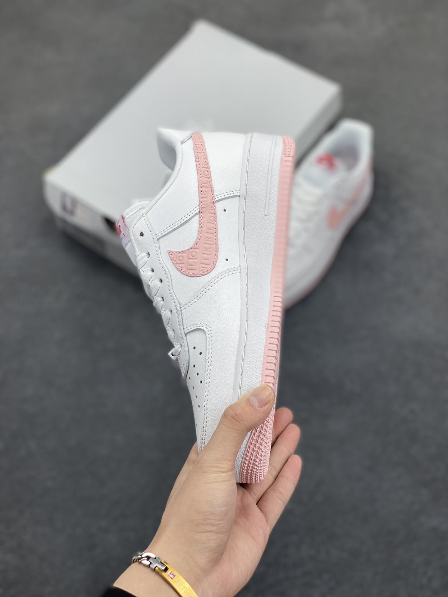 图片[3]-福利特价 NK Air Force 1 空军一号 白粉情人节 原楦头原纸板 打造纯正空军版型#专注外贸渠道 全掌内置蜂窝气垫 #原盒配件 原厂中底钢印、拉帮完美 货号：DQ9320-100 尺码：36 36.5 37.5 38 38.5 39 40 40.5 41 42 42.5 43 44 44.5 45-选品中心