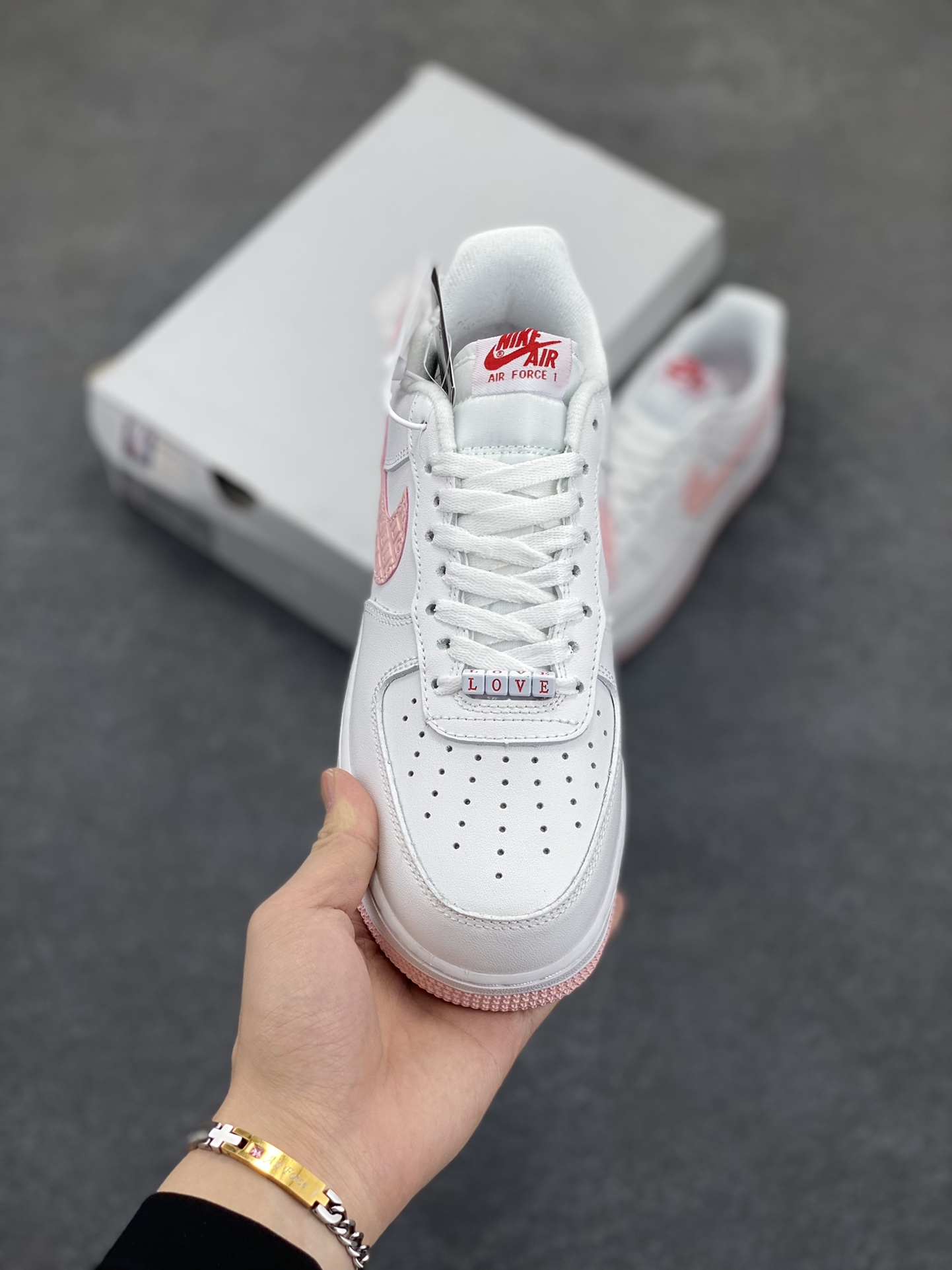 图片[2]-福利特价 NK Air Force 1 空军一号 白粉情人节 原楦头原纸板 打造纯正空军版型#专注外贸渠道 全掌内置蜂窝气垫 #原盒配件 原厂中底钢印、拉帮完美 货号：DQ9320-100 尺码：36 36.5 37.5 38 38.5 39 40 40.5 41 42 42.5 43 44 44.5 45-选品中心