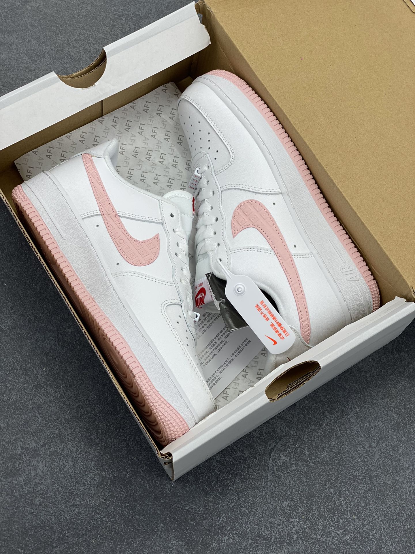 图片[9]-福利特价 NK Air Force 1 空军一号 白粉情人节 原楦头原纸板 打造纯正空军版型#专注外贸渠道 全掌内置蜂窝气垫 #原盒配件 原厂中底钢印、拉帮完美 货号：DQ9320-100 尺码：36 36.5 37.5 38 38.5 39 40 40.5 41 42 42.5 43 44 44.5 45-选品中心