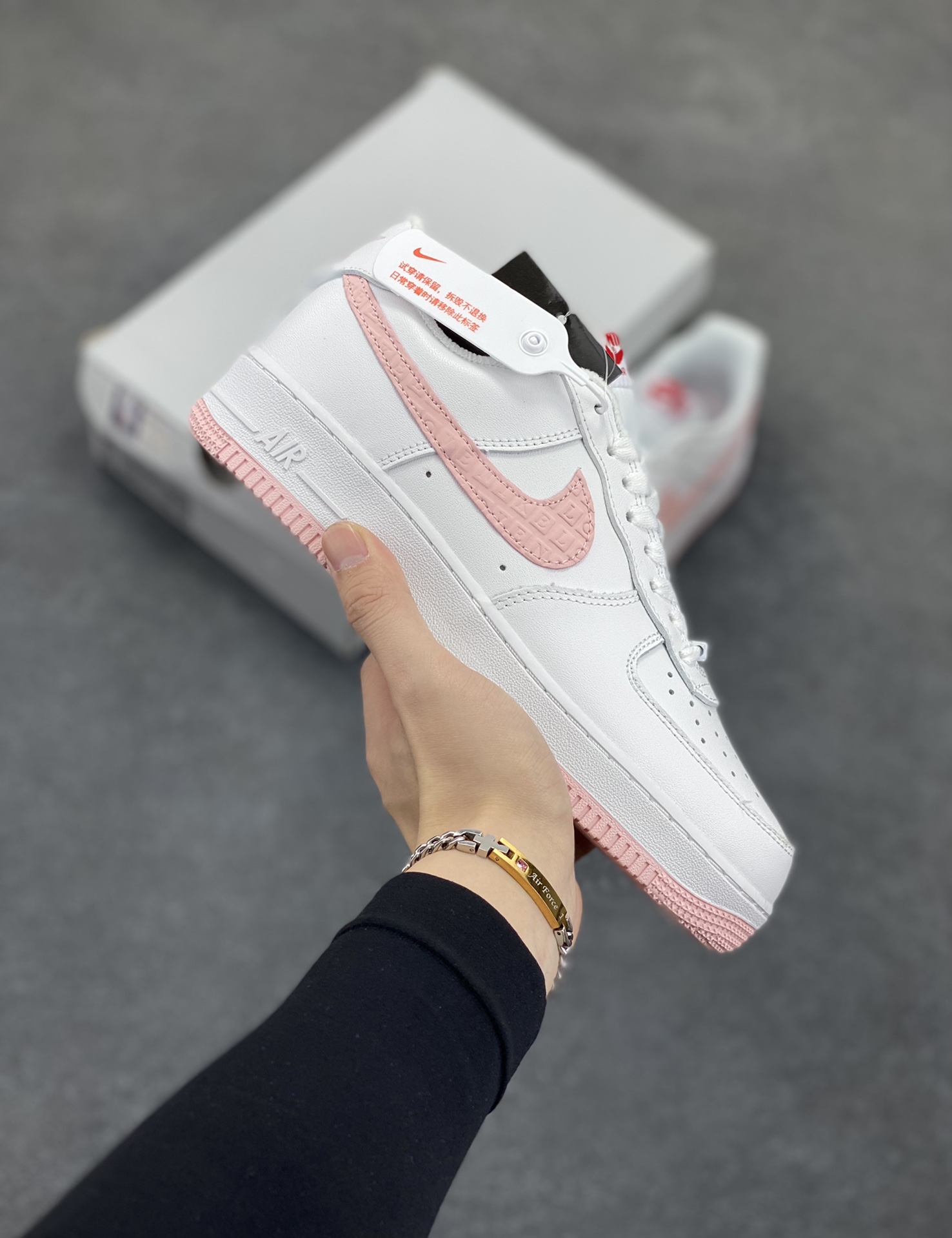 福利特价 NK Air Force 1 空军一号 白粉情人节 原楦头原纸板 打造纯正空军版型#专注外贸渠道 全掌内置蜂窝气垫 #原盒配件 原厂中底钢印、拉帮完美 货号:DQ9320-100 尺码:36 36.5 37.5 38 38.5 39 40 40.5 41 42 42.5 43 44 44.5 45-选品中心