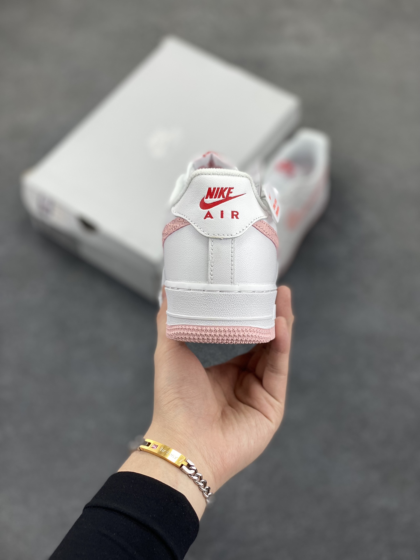 图片[4]-福利特价 NK Air Force 1 空军一号 白粉情人节 原楦头原纸板 打造纯正空军版型#专注外贸渠道 全掌内置蜂窝气垫 #原盒配件 原厂中底钢印、拉帮完美 货号：DQ9320-100 尺码：36 36.5 37.5 38 38.5 39 40 40.5 41 42 42.5 43 44 44.5 45-选品中心