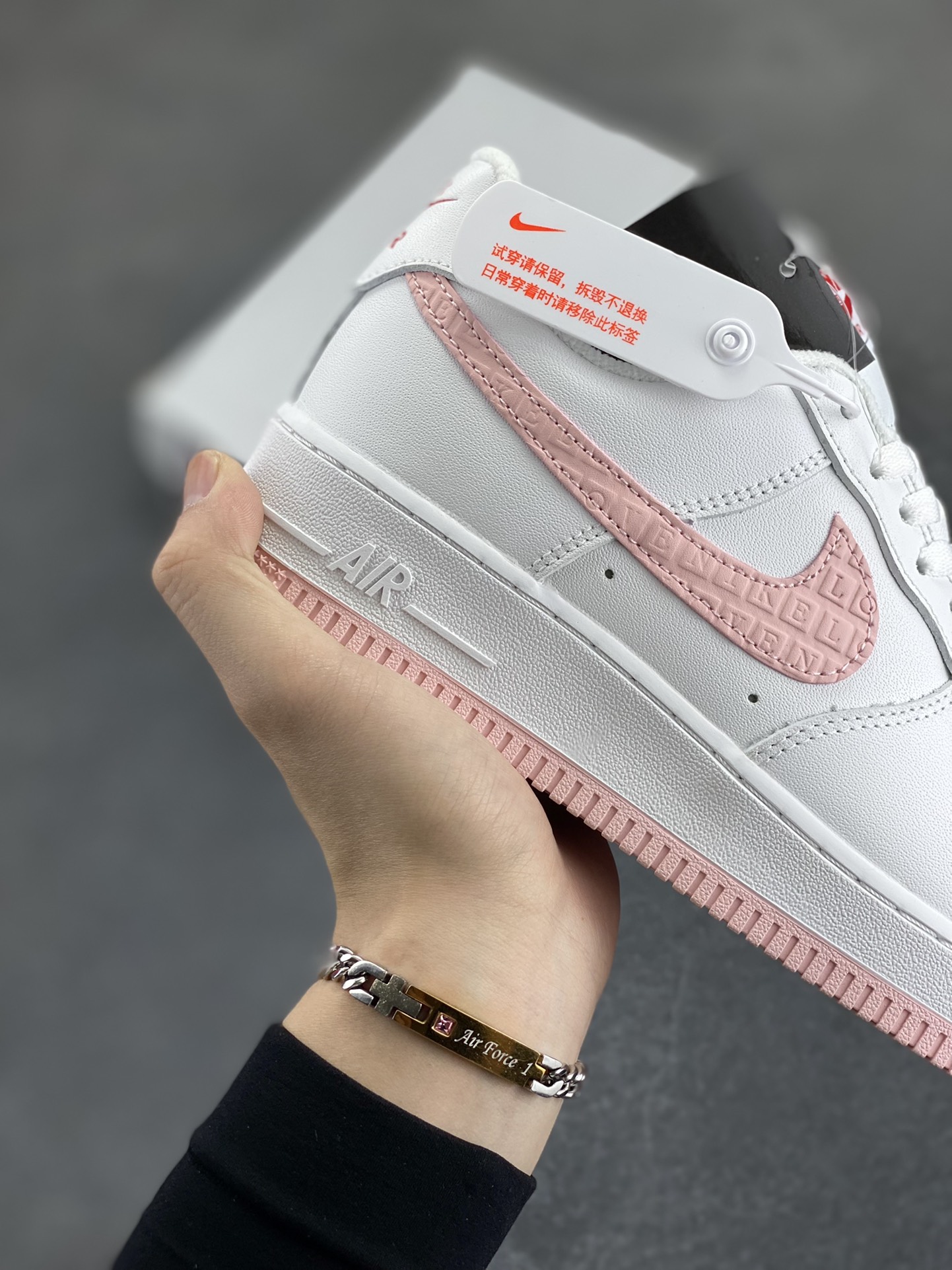 图片[6]-福利特价 NK Air Force 1 空军一号 白粉情人节 原楦头原纸板 打造纯正空军版型#专注外贸渠道 全掌内置蜂窝气垫 #原盒配件 原厂中底钢印、拉帮完美 货号：DQ9320-100 尺码：36 36.5 37.5 38 38.5 39 40 40.5 41 42 42.5 43 44 44.5 45-选品中心