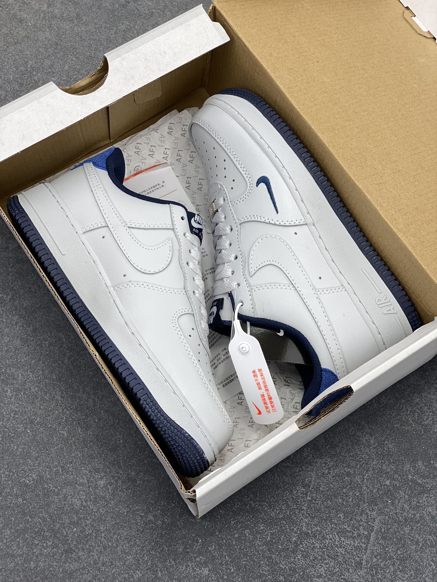 图片[9]-福利特价 Air Force 1\’ 07 深蓝小勾 原楦头原纸板 打造纯正空军版型 专注外贸渠道 全掌内置蜂窝气垫 #原盒配件 原厂中底钢印、拉帮完美 货号：HM9483-001 尺码：36 36.5 37.5 38 38.5 39 40 40.5 41 42 42.5 43 44 44.5 45-选品中心