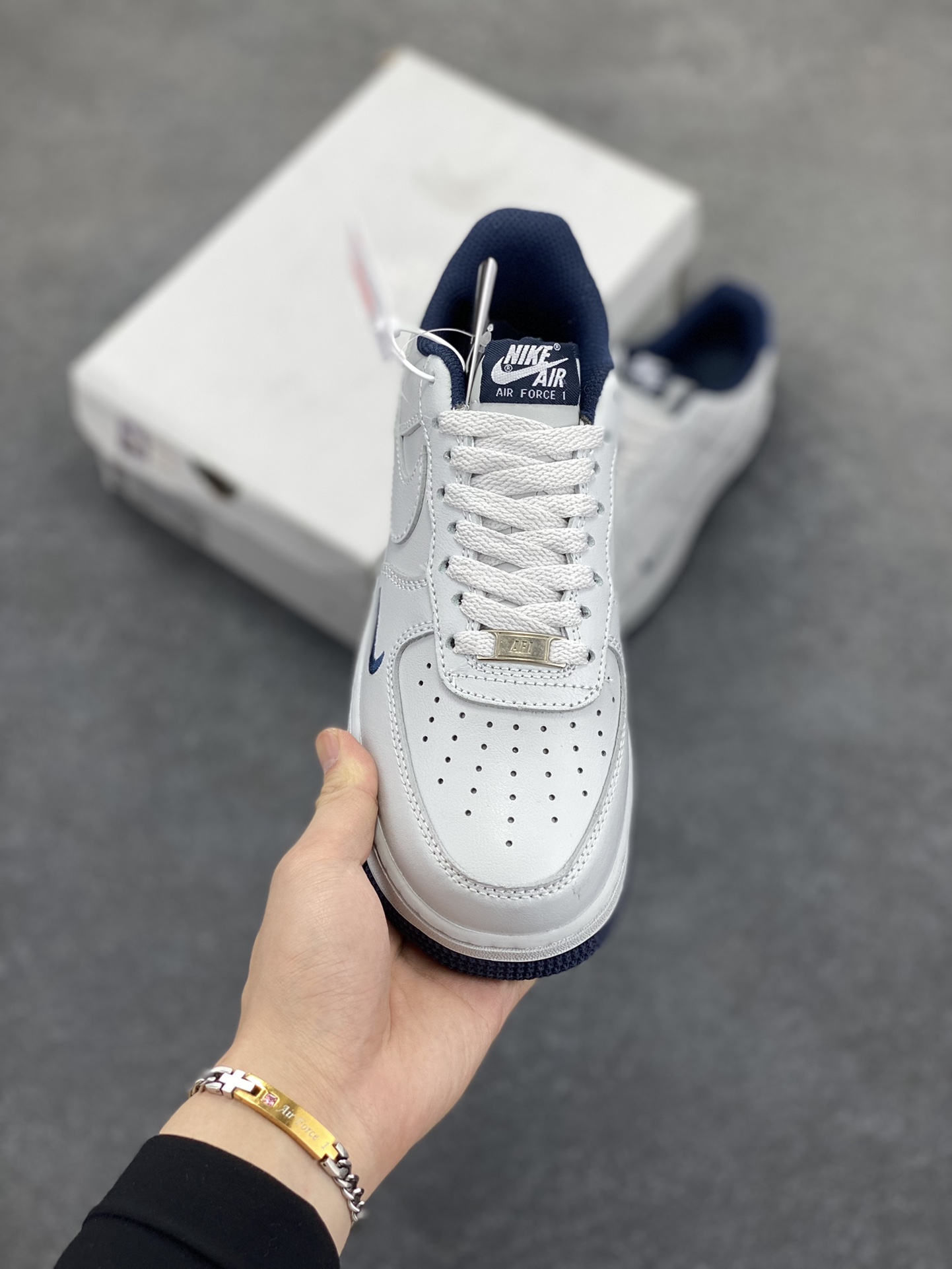 图片[2]-福利特价 Air Force 1\’ 07 深蓝小勾 原楦头原纸板 打造纯正空军版型 专注外贸渠道 全掌内置蜂窝气垫 #原盒配件 原厂中底钢印、拉帮完美 货号：HM9483-001 尺码：36 36.5 37.5 38 38.5 39 40 40.5 41 42 42.5 43 44 44.5 45-选品中心