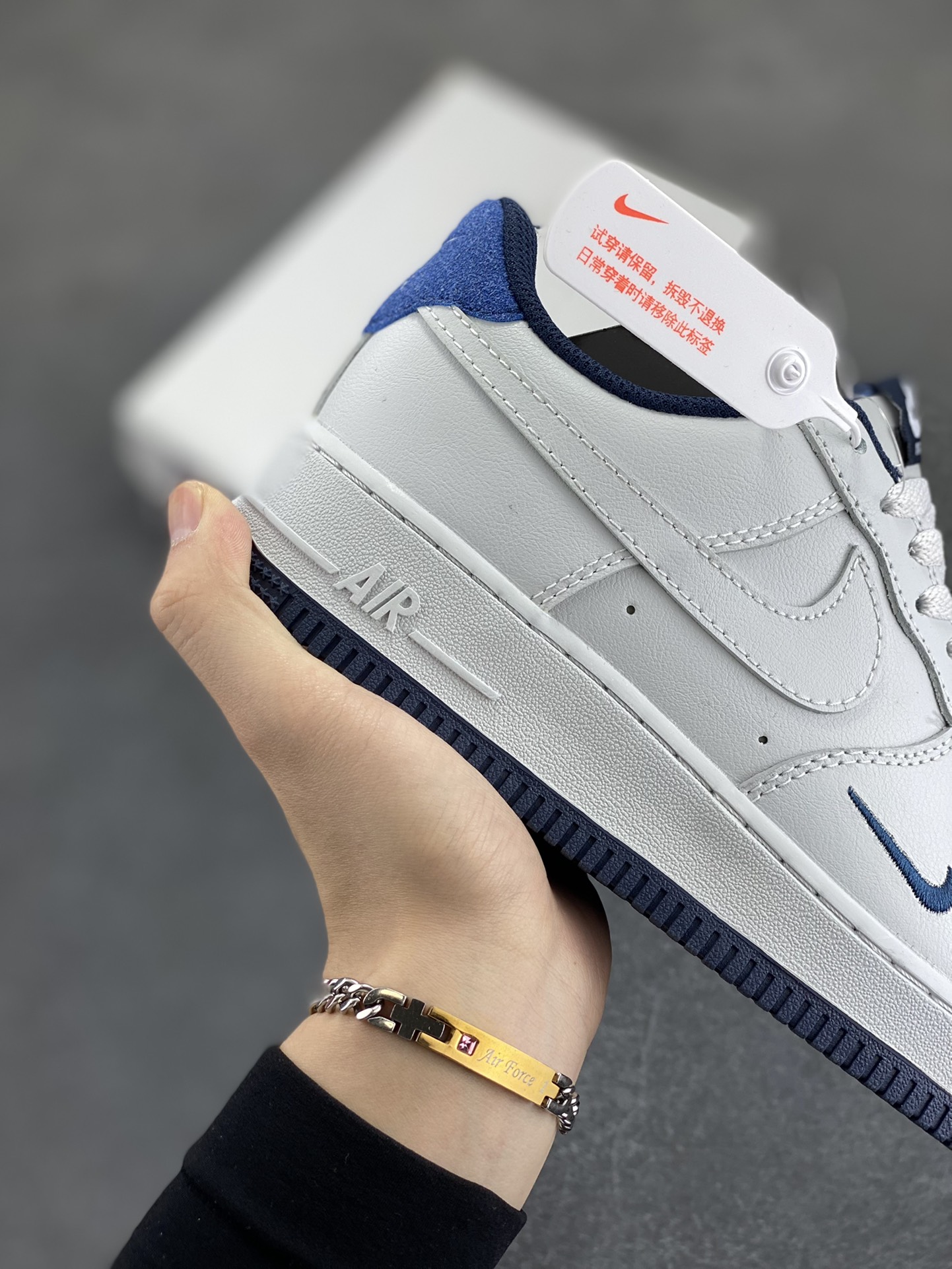 图片[6]-福利特价 Air Force 1\’ 07 深蓝小勾 原楦头原纸板 打造纯正空军版型 专注外贸渠道 全掌内置蜂窝气垫 #原盒配件 原厂中底钢印、拉帮完美 货号：HM9483-001 尺码：36 36.5 37.5 38 38.5 39 40 40.5 41 42 42.5 43 44 44.5 45-选品中心