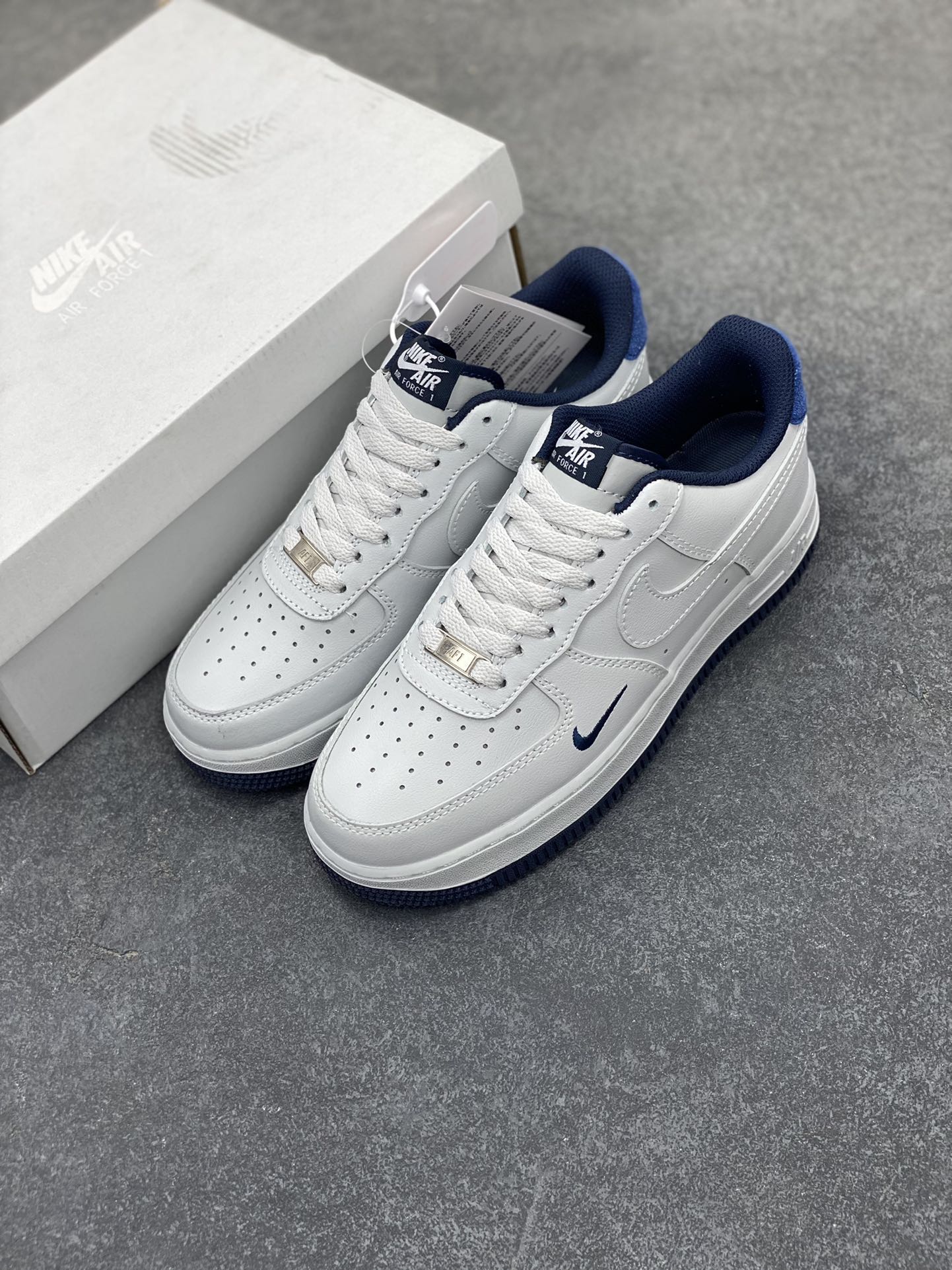 图片[8]-福利特价 Air Force 1\’ 07 深蓝小勾 原楦头原纸板 打造纯正空军版型 专注外贸渠道 全掌内置蜂窝气垫 #原盒配件 原厂中底钢印、拉帮完美 货号：HM9483-001 尺码：36 36.5 37.5 38 38.5 39 40 40.5 41 42 42.5 43 44 44.5 45-选品中心