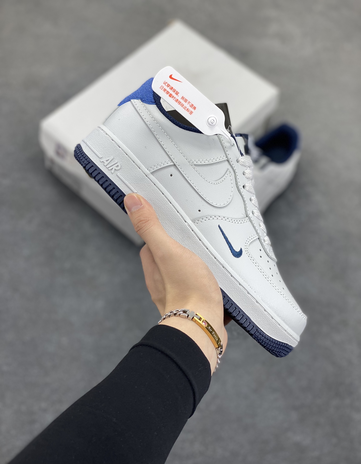 福利特价 Air Force 1\’ 07 深蓝小勾 原楦头原纸板 打造纯正空军版型 专注外贸渠道 全掌内置蜂窝气垫 #原盒配件 原厂中底钢印、拉帮完美 货号:HM9483-001 尺码:36 36.5 37.5 38 38.5 39 40 40.5 41 42 42.5 43 44 44.5 45-选品中心