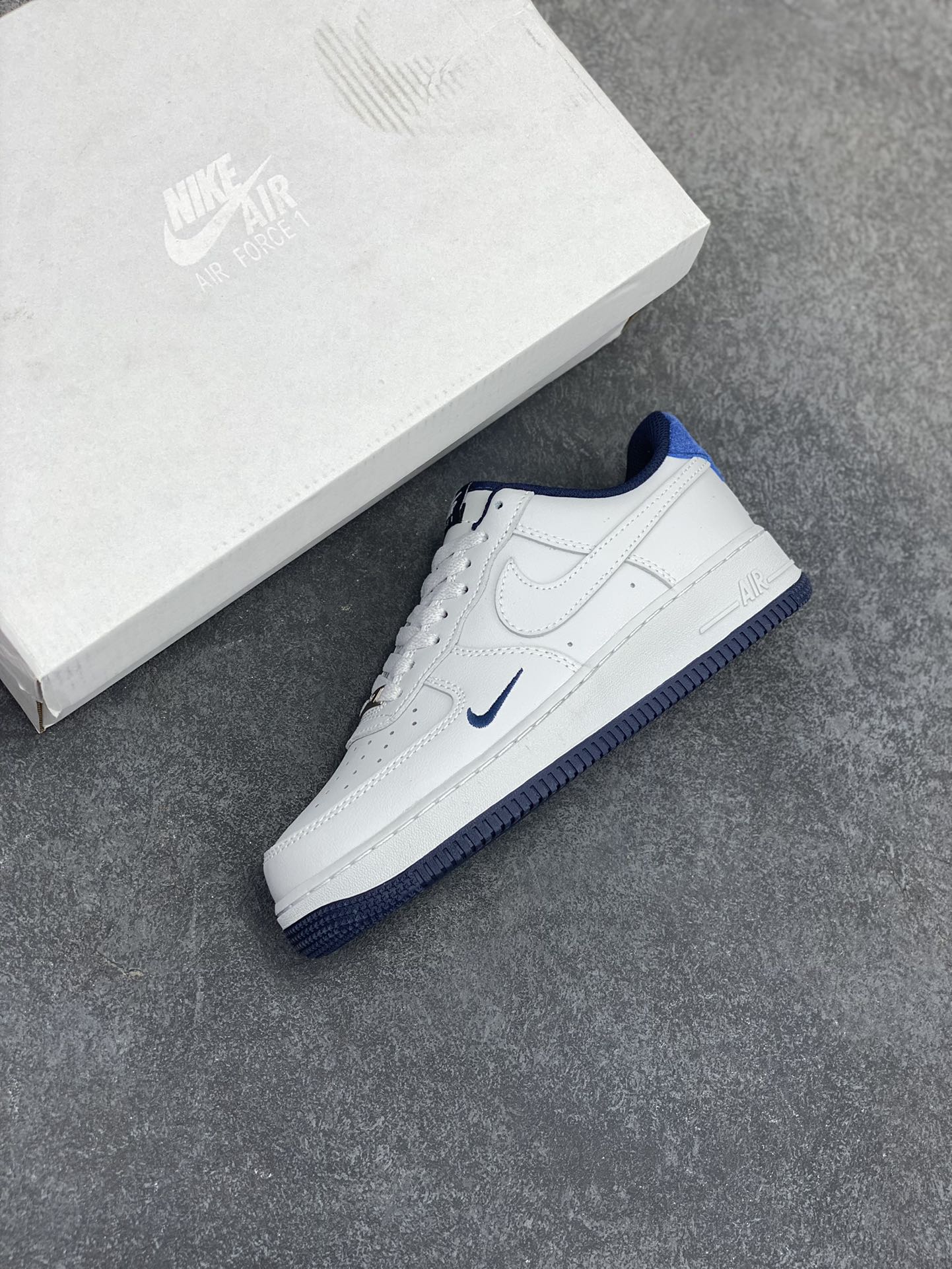 图片[7]-福利特价 Air Force 1\’ 07 深蓝小勾 原楦头原纸板 打造纯正空军版型 专注外贸渠道 全掌内置蜂窝气垫 #原盒配件 原厂中底钢印、拉帮完美 货号：HM9483-001 尺码：36 36.5 37.5 38 38.5 39 40 40.5 41 42 42.5 43 44 44.5 45-选品中心