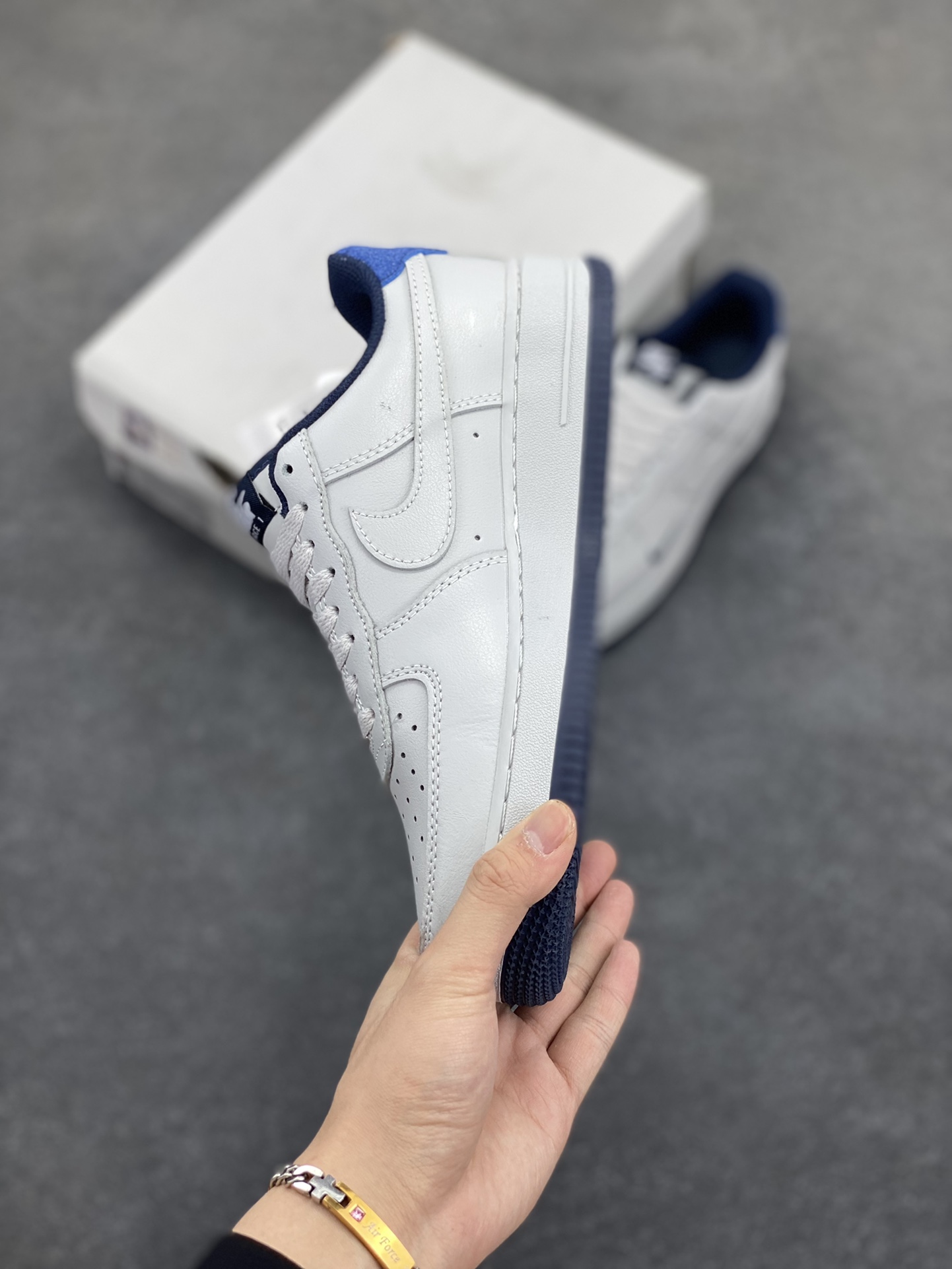 图片[3]-福利特价 Air Force 1\’ 07 深蓝小勾 原楦头原纸板 打造纯正空军版型 专注外贸渠道 全掌内置蜂窝气垫 #原盒配件 原厂中底钢印、拉帮完美 货号：HM9483-001 尺码：36 36.5 37.5 38 38.5 39 40 40.5 41 42 42.5 43 44 44.5 45-选品中心