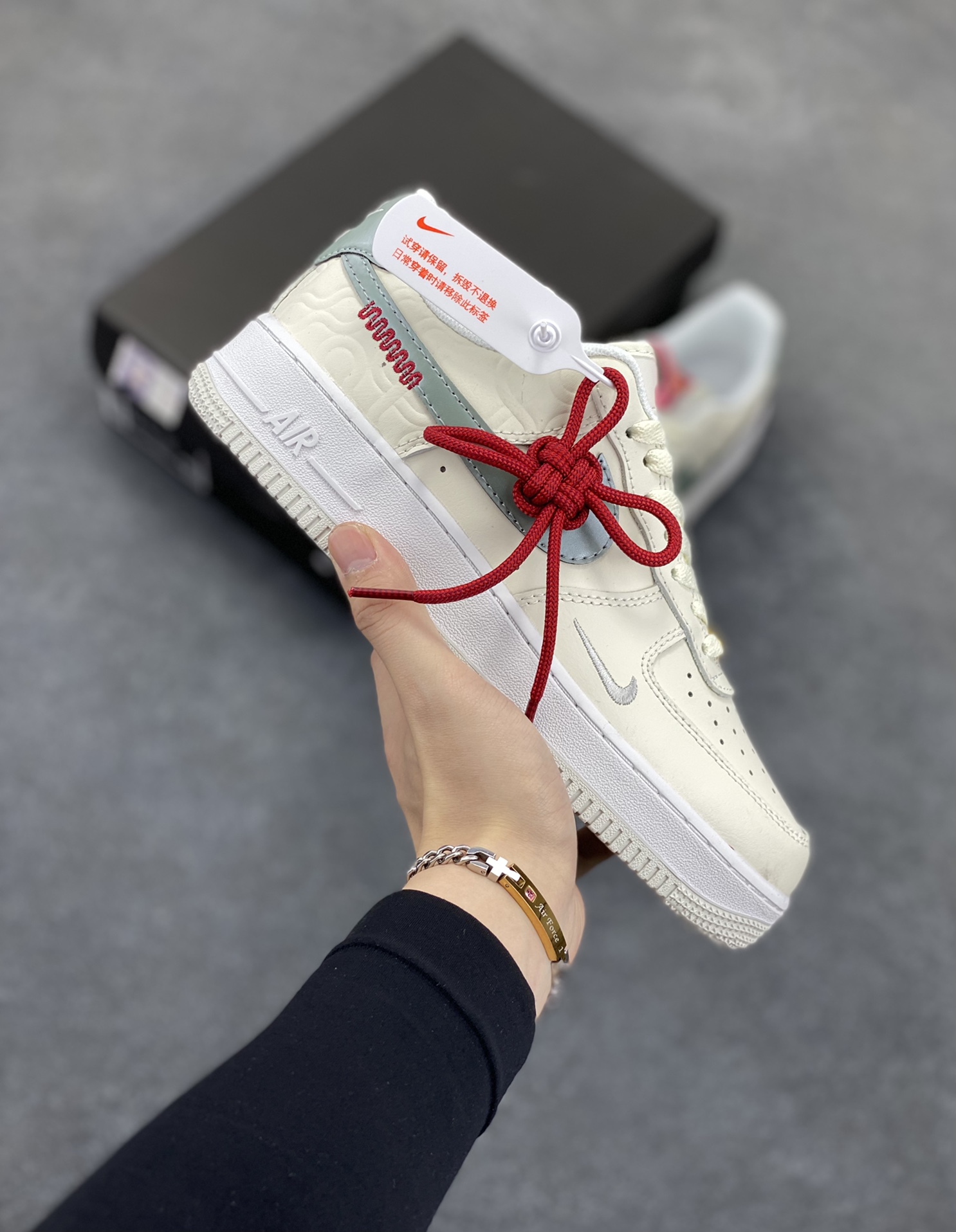 福利特价 Nike Air Force 1 Low 蛇年 空军一号低帮运动休闲板鞋 原楦头原纸板 打造纯正空军版型#专注外贸渠道 全掌内置蜂窝气垫 #原盒配件 原厂中底钢印、拉帮完美 货号:HV5979-130 尺码:36 36.5 37.5 38 38.5 39 40 40.5 41 42 42.5 43 44 44.5 45-选品中心