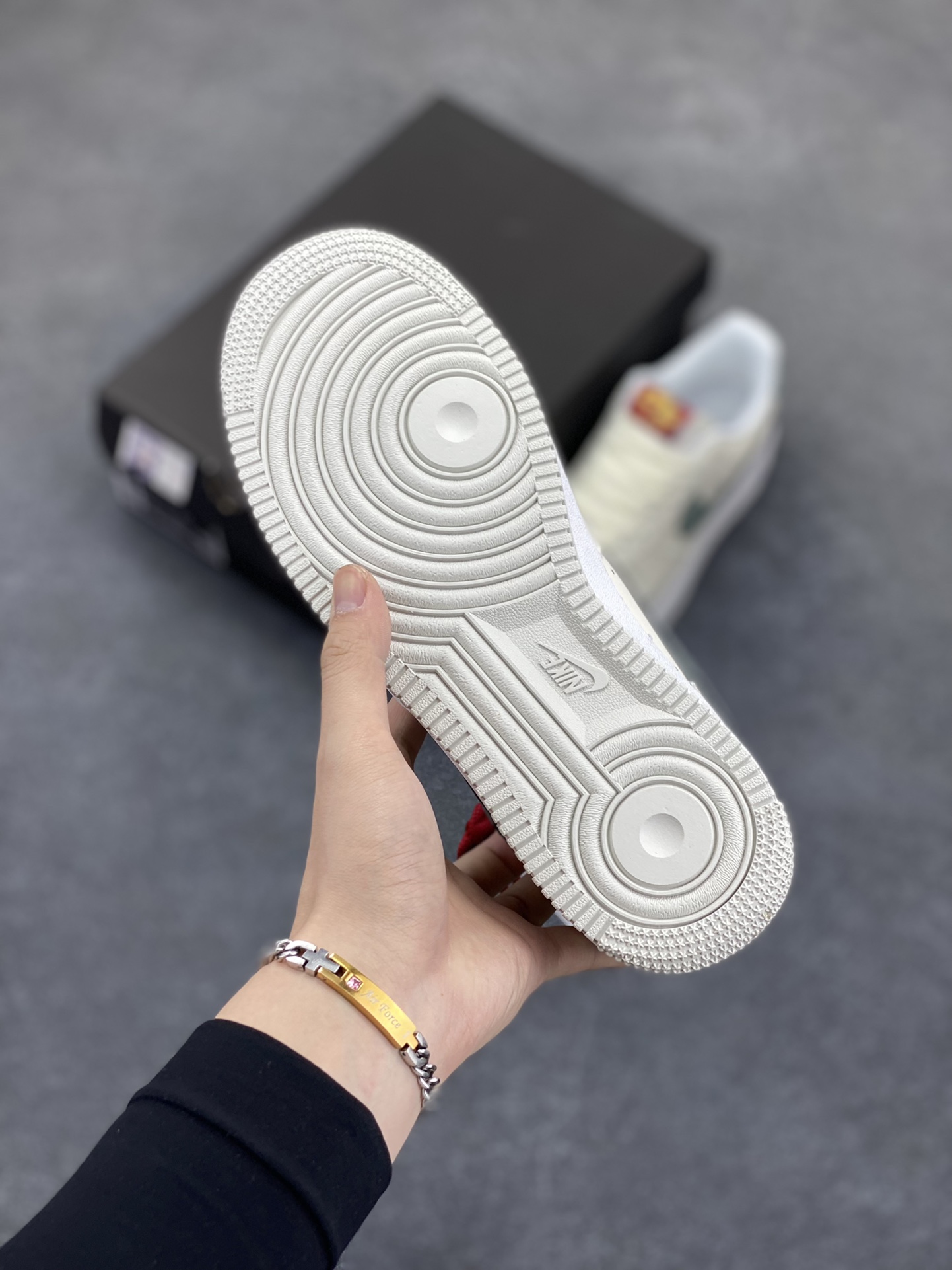 图片[5]-福利特价 Nike Air Force 1 Low 蛇年 空军一号低帮运动休闲板鞋 原楦头原纸板 打造纯正空军版型#专注外贸渠道 全掌内置蜂窝气垫 #原盒配件 原厂中底钢印、拉帮完美 货号：HV5979-130 尺码：36 36.5 37.5 38 38.5 39 40 40.5 41 42 42.5 43 44 44.5 45-选品中心