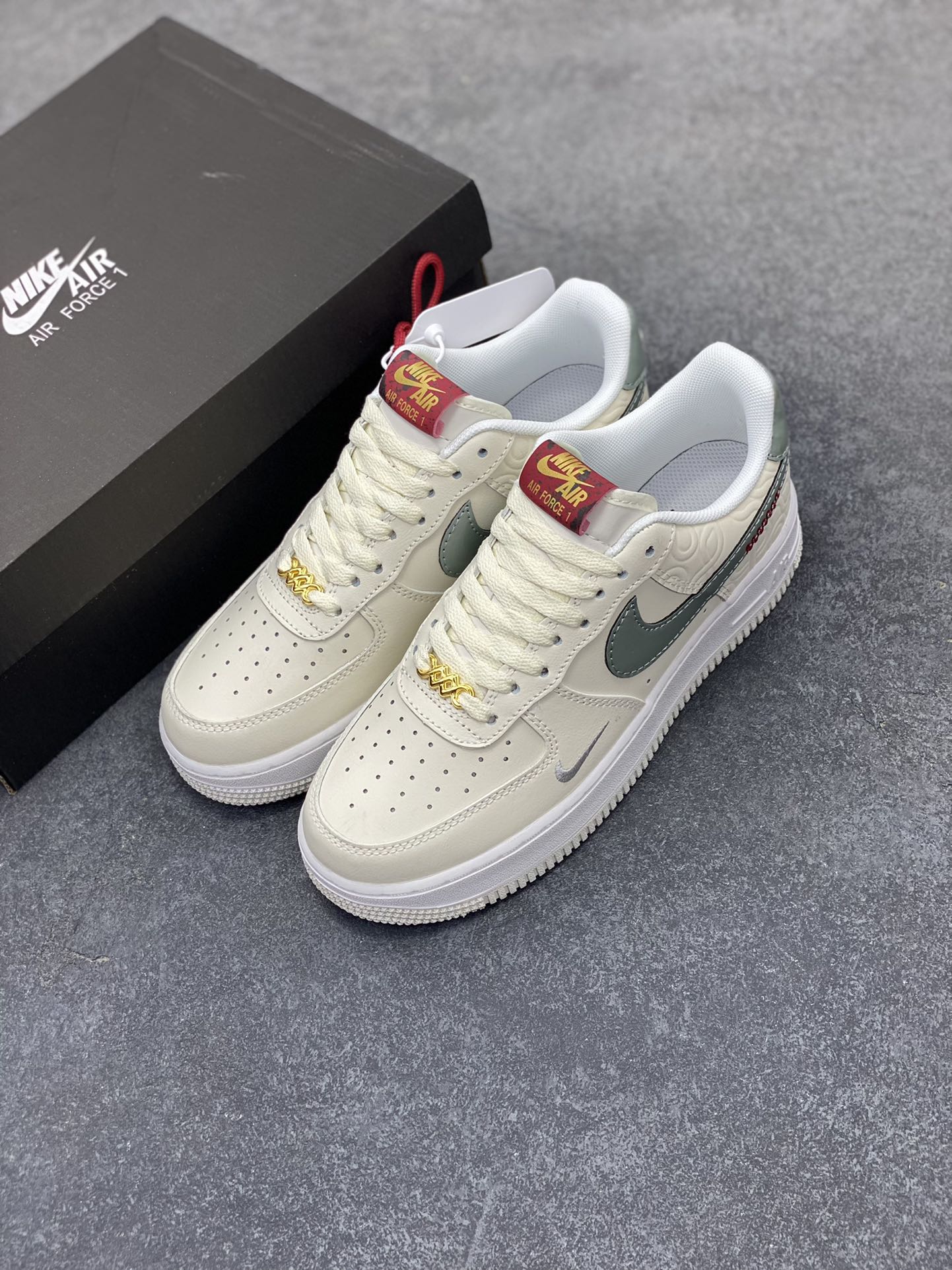 图片[8]-福利特价 Nike Air Force 1 Low 蛇年 空军一号低帮运动休闲板鞋 原楦头原纸板 打造纯正空军版型#专注外贸渠道 全掌内置蜂窝气垫 #原盒配件 原厂中底钢印、拉帮完美 货号：HV5979-130 尺码：36 36.5 37.5 38 38.5 39 40 40.5 41 42 42.5 43 44 44.5 45-选品中心