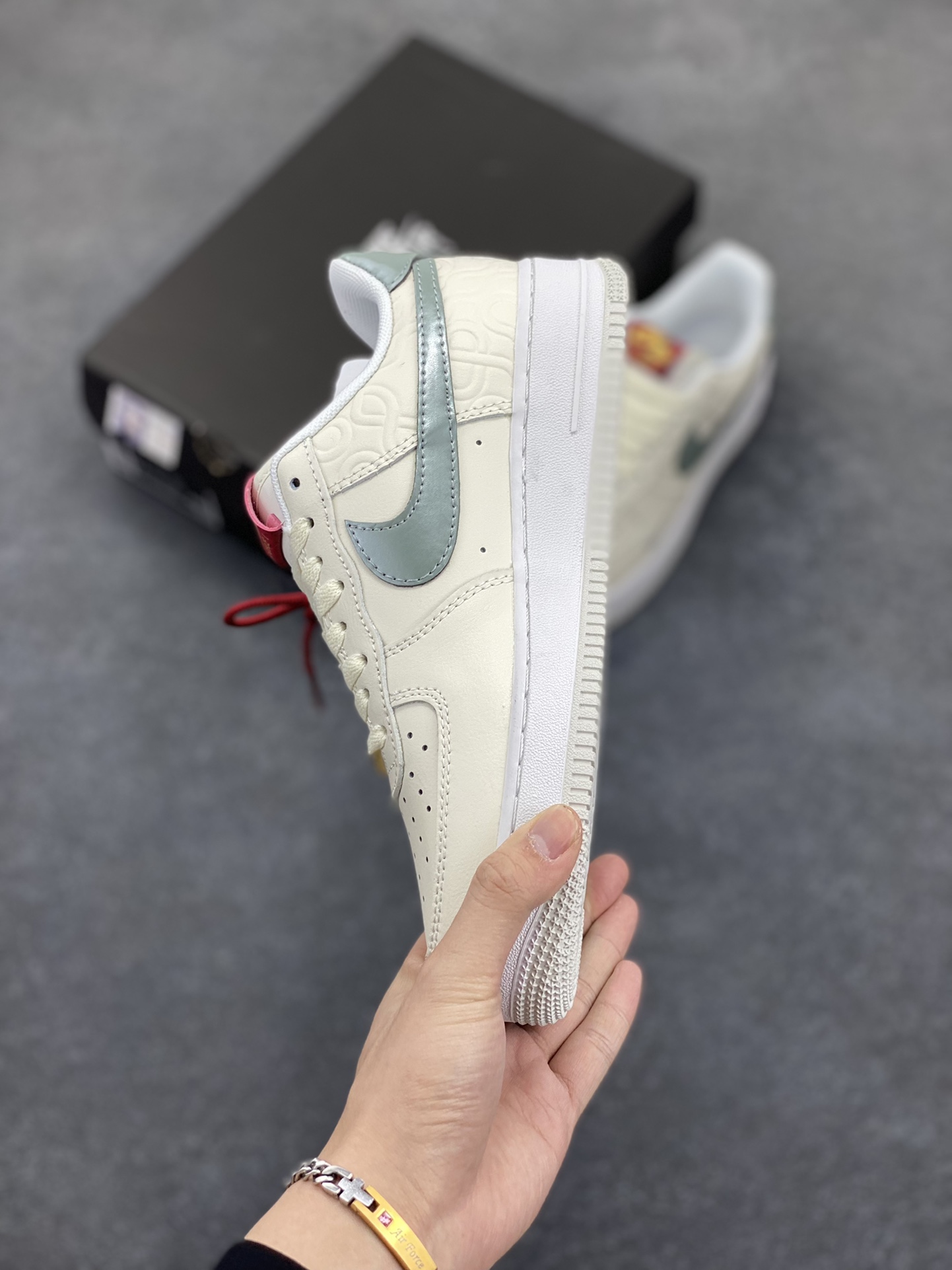 图片[3]-福利特价 Nike Air Force 1 Low 蛇年 空军一号低帮运动休闲板鞋 原楦头原纸板 打造纯正空军版型#专注外贸渠道 全掌内置蜂窝气垫 #原盒配件 原厂中底钢印、拉帮完美 货号：HV5979-130 尺码：36 36.5 37.5 38 38.5 39 40 40.5 41 42 42.5 43 44 44.5 45-选品中心