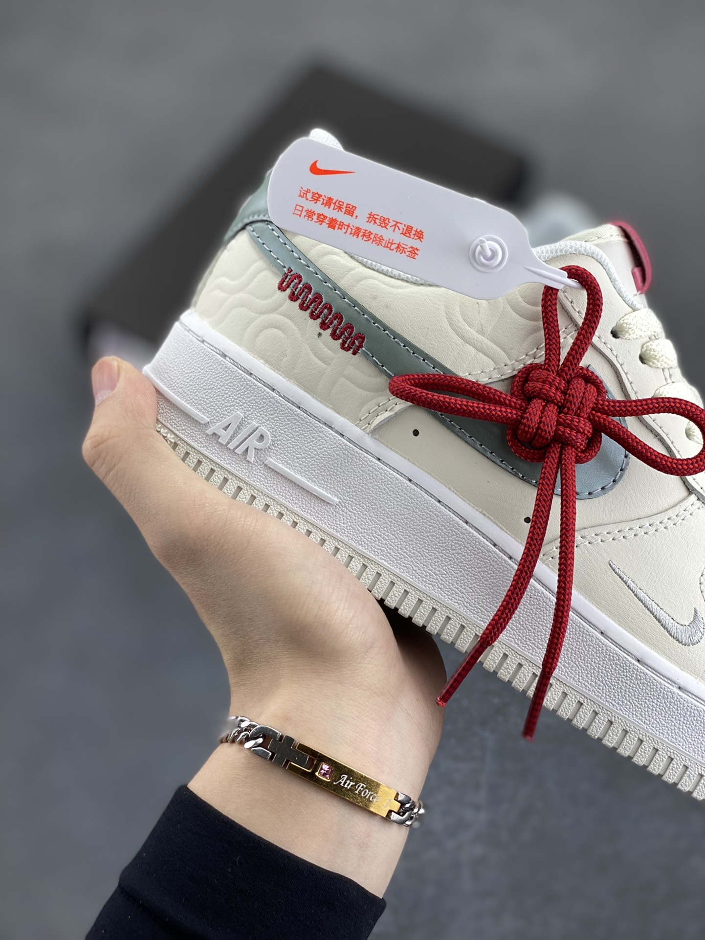 图片[6]-福利特价 Nike Air Force 1 Low 蛇年 空军一号低帮运动休闲板鞋 原楦头原纸板 打造纯正空军版型#专注外贸渠道 全掌内置蜂窝气垫 #原盒配件 原厂中底钢印、拉帮完美 货号：HV5979-130 尺码：36 36.5 37.5 38 38.5 39 40 40.5 41 42 42.5 43 44 44.5 45-选品中心
