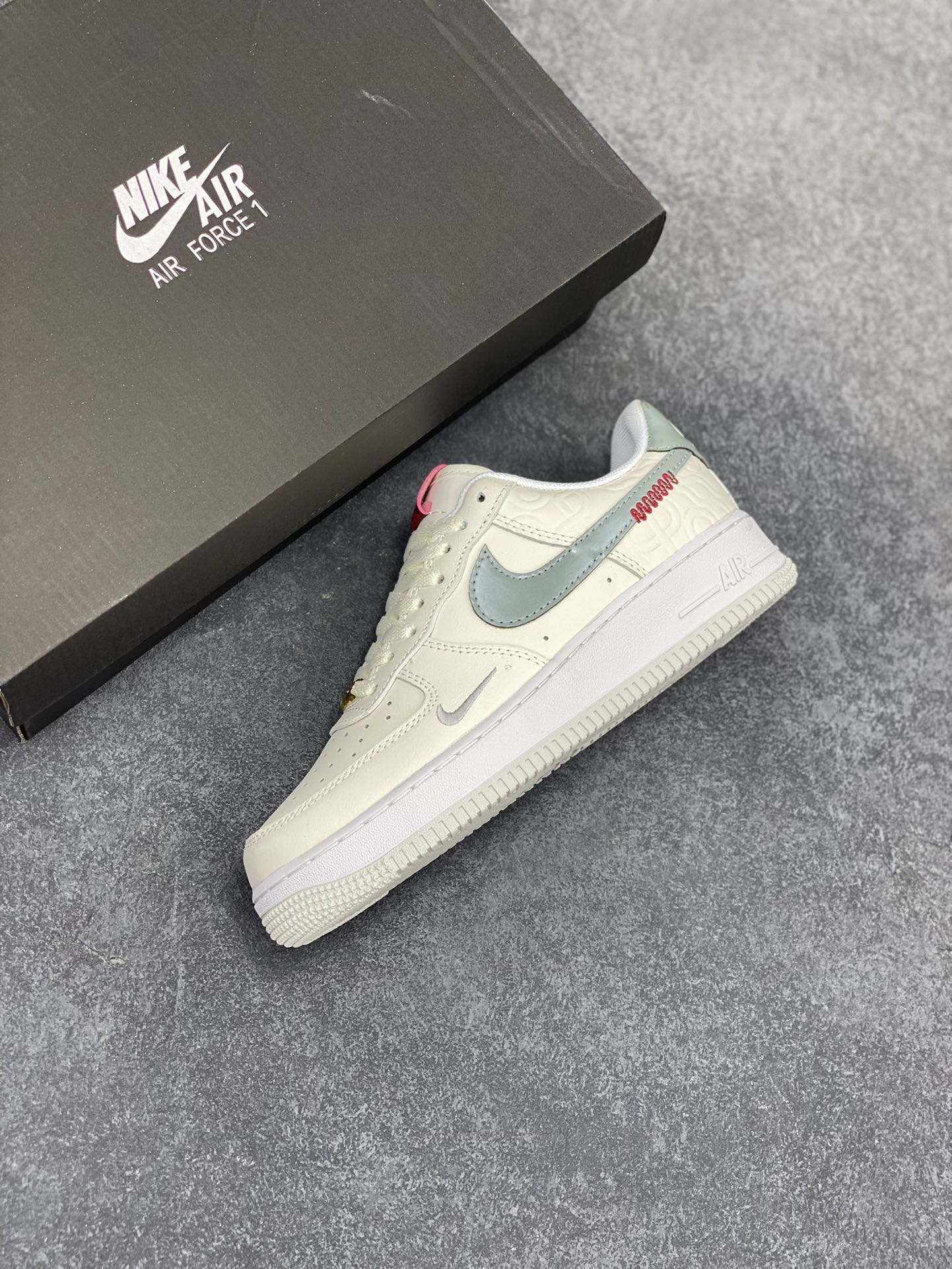 图片[7]-福利特价 Nike Air Force 1 Low 蛇年 空军一号低帮运动休闲板鞋 原楦头原纸板 打造纯正空军版型#专注外贸渠道 全掌内置蜂窝气垫 #原盒配件 原厂中底钢印、拉帮完美 货号：HV5979-130 尺码：36 36.5 37.5 38 38.5 39 40 40.5 41 42 42.5 43 44 44.5 45-选品中心