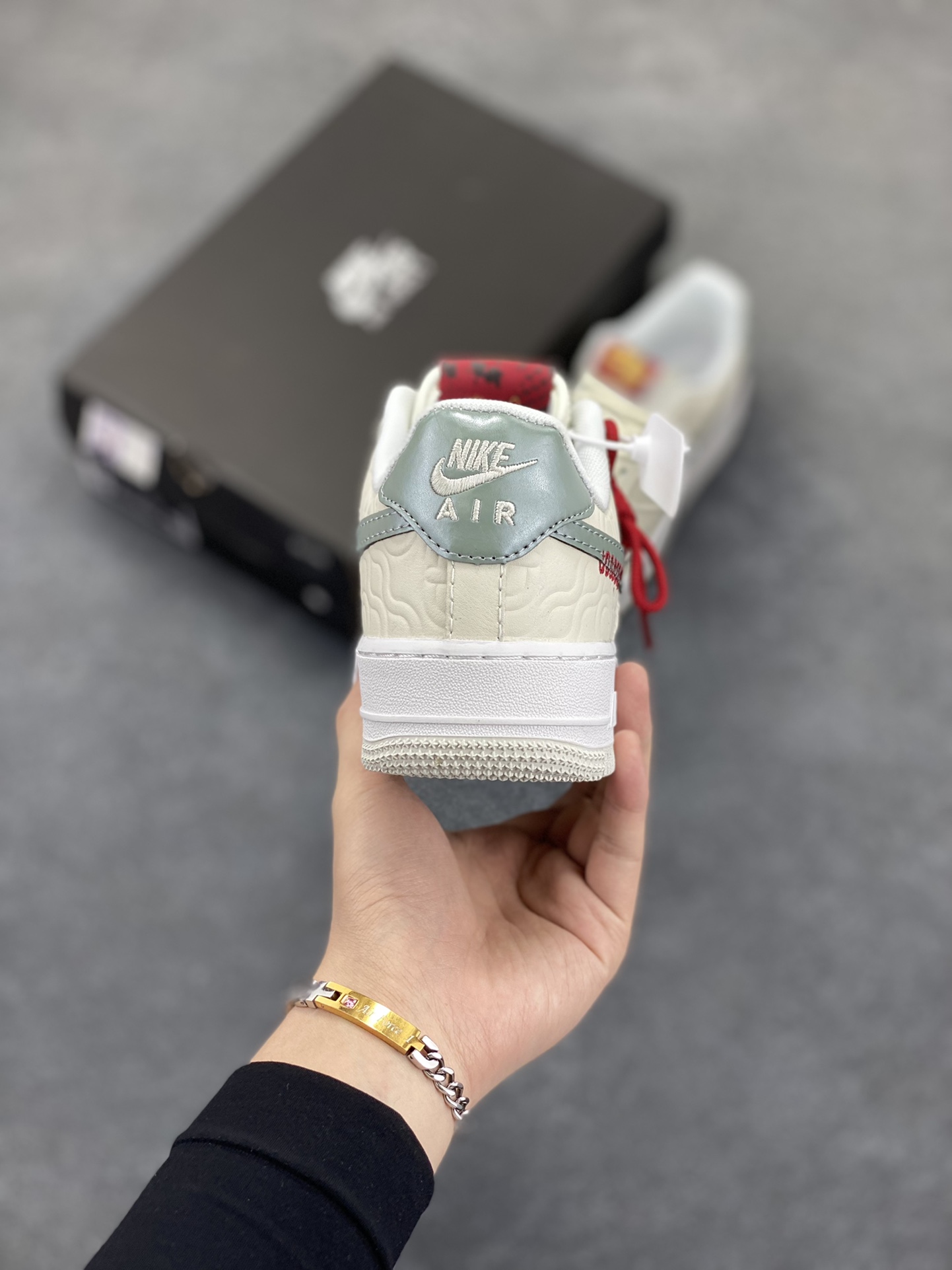 图片[4]-福利特价 Nike Air Force 1 Low 蛇年 空军一号低帮运动休闲板鞋 原楦头原纸板 打造纯正空军版型#专注外贸渠道 全掌内置蜂窝气垫 #原盒配件 原厂中底钢印、拉帮完美 货号：HV5979-130 尺码：36 36.5 37.5 38 38.5 39 40 40.5 41 42 42.5 43 44 44.5 45-选品中心