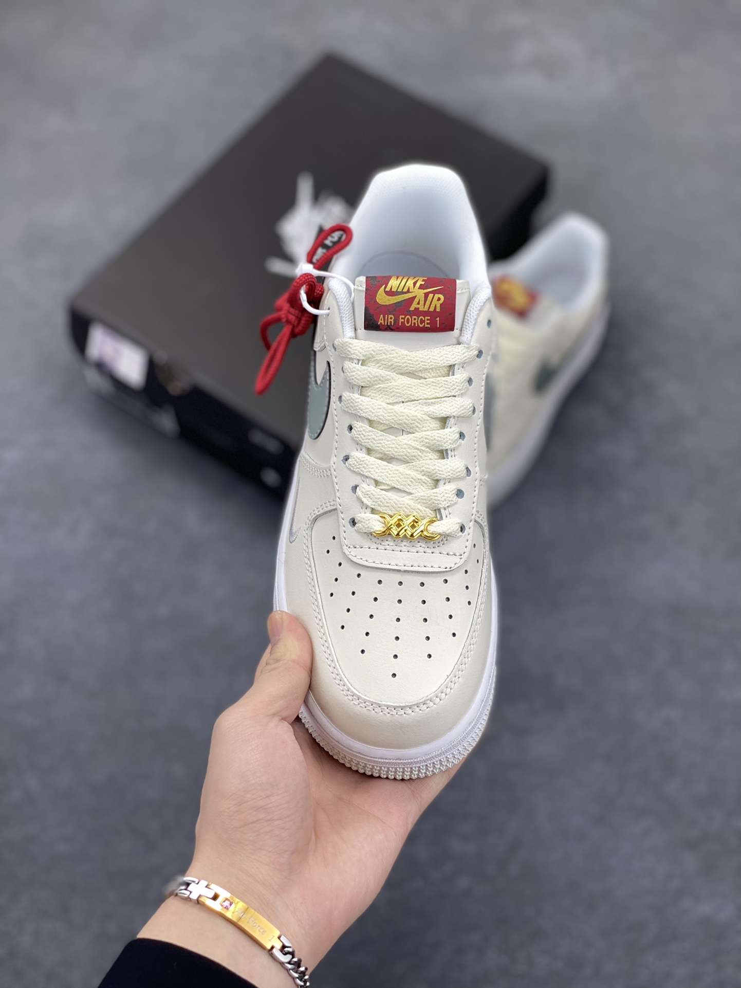 图片[2]-福利特价 Nike Air Force 1 Low 蛇年 空军一号低帮运动休闲板鞋 原楦头原纸板 打造纯正空军版型#专注外贸渠道 全掌内置蜂窝气垫 #原盒配件 原厂中底钢印、拉帮完美 货号：HV5979-130 尺码：36 36.5 37.5 38 38.5 39 40 40.5 41 42 42.5 43 44 44.5 45-选品中心