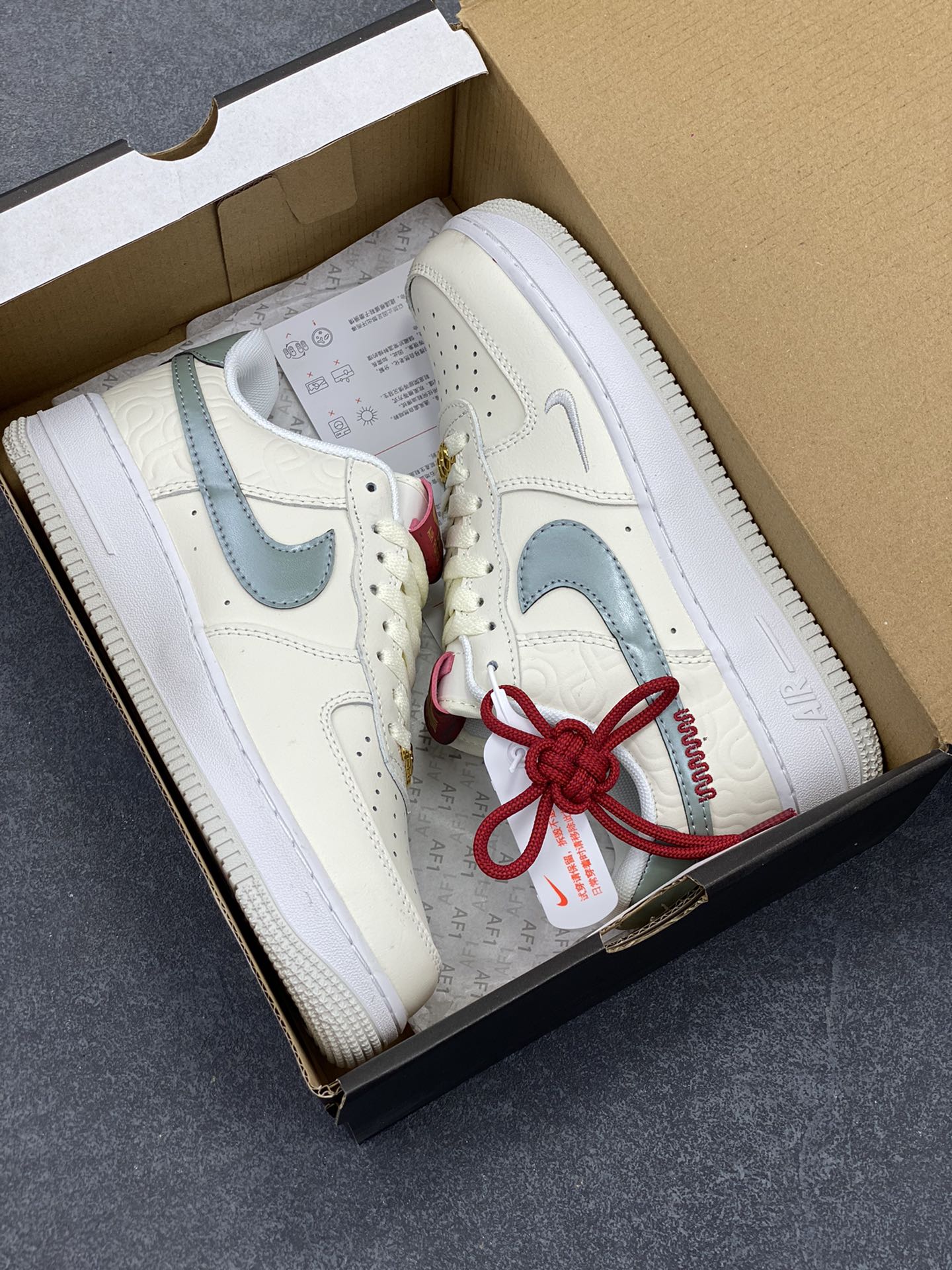 图片[9]-福利特价 Nike Air Force 1 Low 蛇年 空军一号低帮运动休闲板鞋 原楦头原纸板 打造纯正空军版型#专注外贸渠道 全掌内置蜂窝气垫 #原盒配件 原厂中底钢印、拉帮完美 货号：HV5979-130 尺码：36 36.5 37.5 38 38.5 39 40 40.5 41 42 42.5 43 44 44.5 45-选品中心