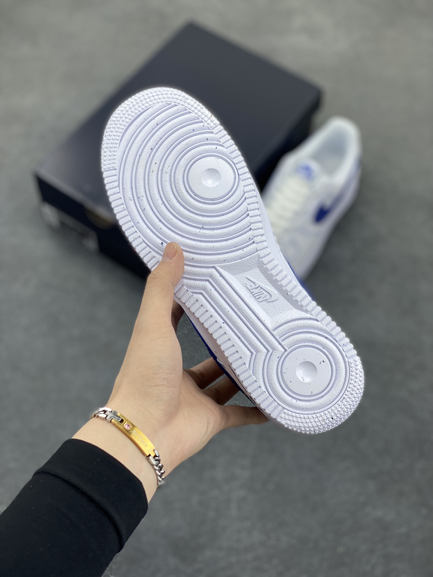 图片[5]-Nike Air Force 1 Low 白蓝 原楦头原纸板 打造纯正空军版型 专注外贸渠道 全掌内置蜂窝气垫 原盒配件 原厂中底钢印、拉帮完美 货号：HQ2037-100 尺码：36 36.5 37.5 38 38.5 39 40 40.5 41 42 42.5 43 44 44.5 45 46-选品中心