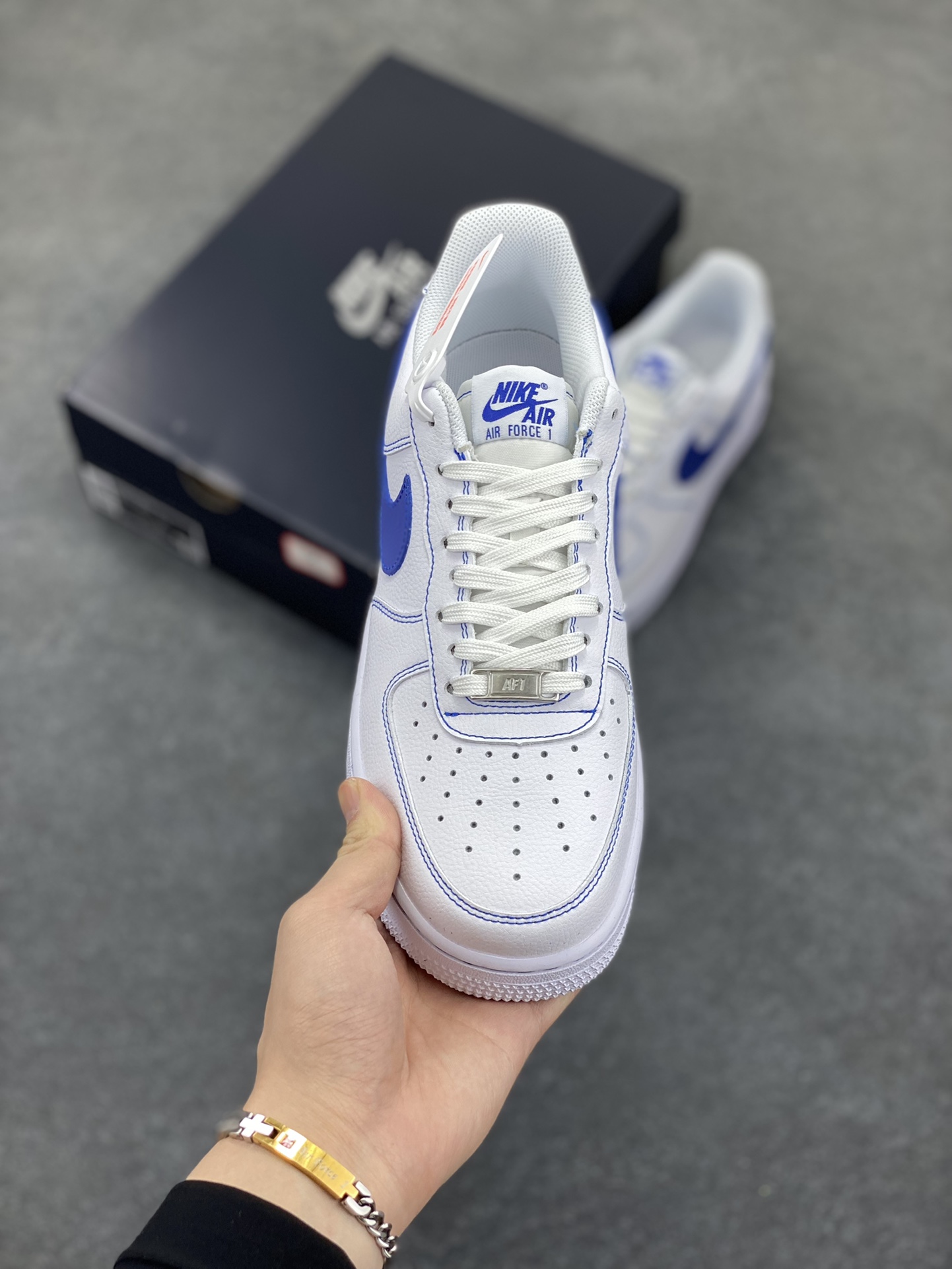 图片[2]-Nike Air Force 1 Low 白蓝 原楦头原纸板 打造纯正空军版型 专注外贸渠道 全掌内置蜂窝气垫 原盒配件 原厂中底钢印、拉帮完美 货号：HQ2037-100 尺码：36 36.5 37.5 38 38.5 39 40 40.5 41 42 42.5 43 44 44.5 45 46-选品中心