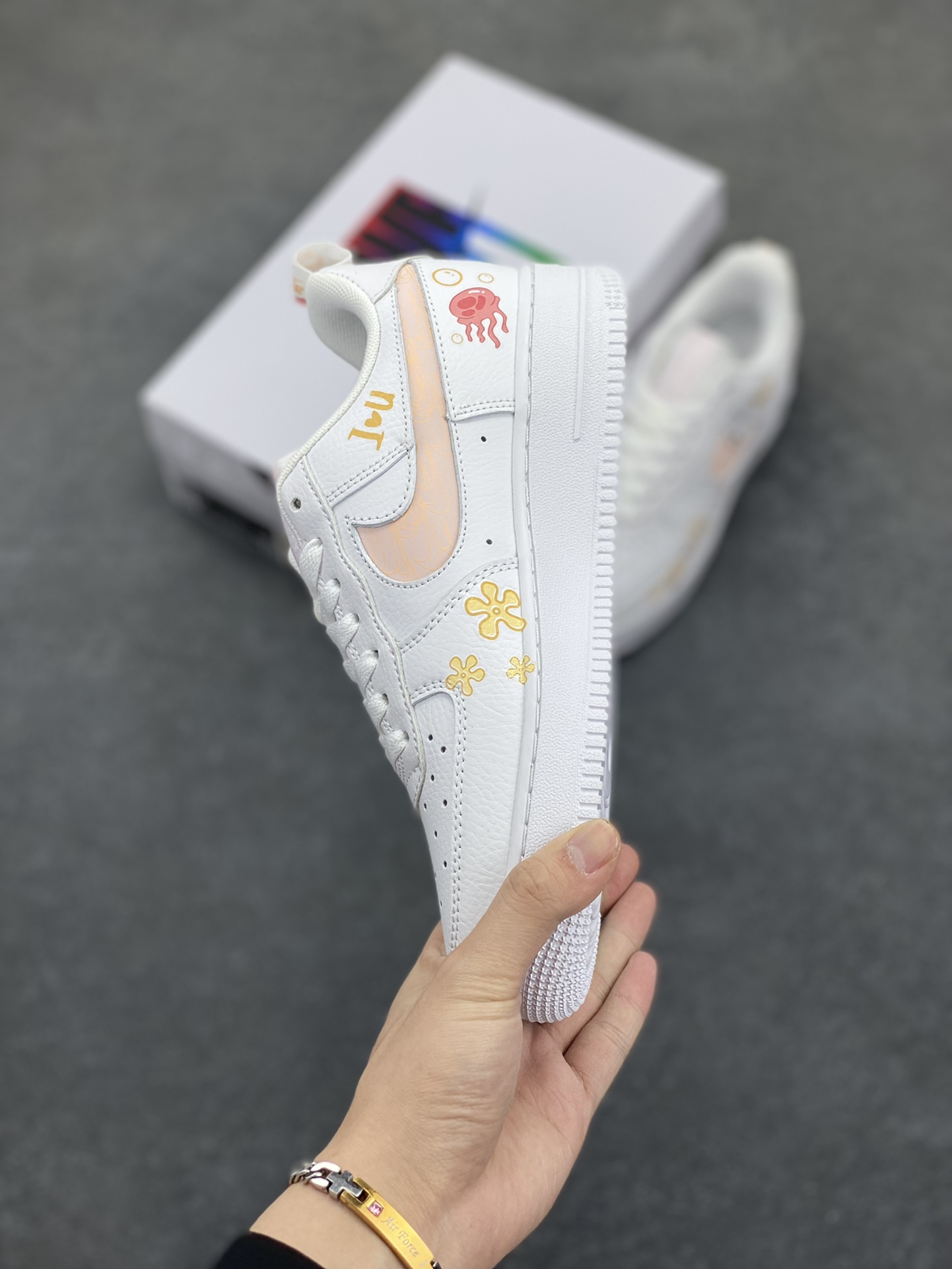 图片[3]-✨520系列限定 🍓“海绵宝宝”Nike Air Force 1 “SpongeBob SquarePants”空军一号定制低帮板鞋 货号：FB8971-070 在比奇堡的海底世界，有个活力四射的黄色方形海绵，它就是海绵宝宝。住在菠萝屋里，标志性的红领带搭配蓝色眼睛，一笑起来露出大龅牙，他既乐观又单纯，总能把平淡日子过得充满惊喜，给身边人带来无尽欢乐 货号：FB8971-070 尺码：36 36.5 37.5 38 38.5 39 40 40.5 41 42 42.5 43 44 44.5 45-选品中心