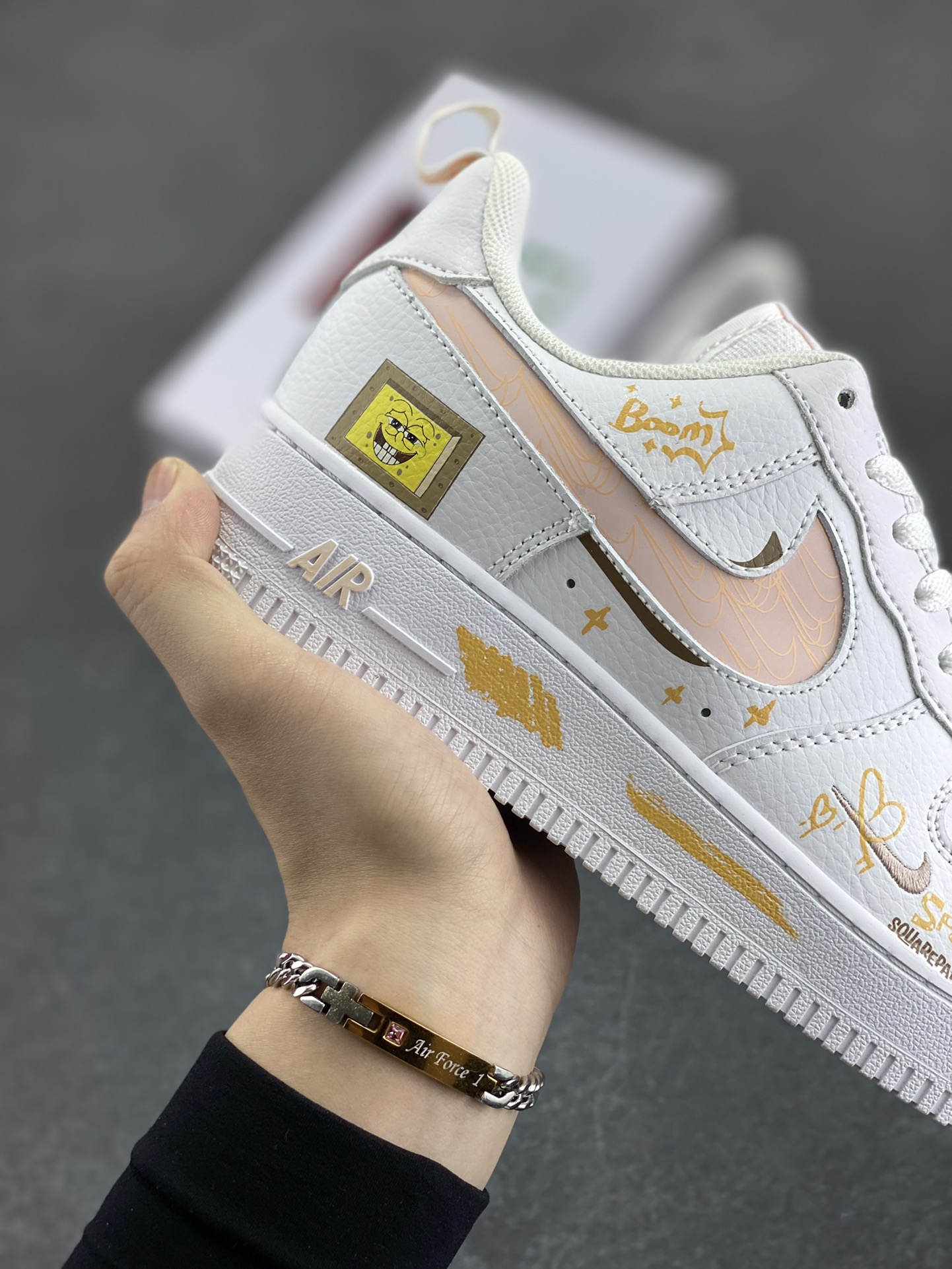 图片[6]-✨520系列限定 🍓“海绵宝宝”Nike Air Force 1 “SpongeBob SquarePants”空军一号定制低帮板鞋 货号：FB8971-070 在比奇堡的海底世界，有个活力四射的黄色方形海绵，它就是海绵宝宝。住在菠萝屋里，标志性的红领带搭配蓝色眼睛，一笑起来露出大龅牙，他既乐观又单纯，总能把平淡日子过得充满惊喜，给身边人带来无尽欢乐 货号：FB8971-070 尺码：36 36.5 37.5 38 38.5 39 40 40.5 41 42 42.5 43 44 44.5 45-选品中心